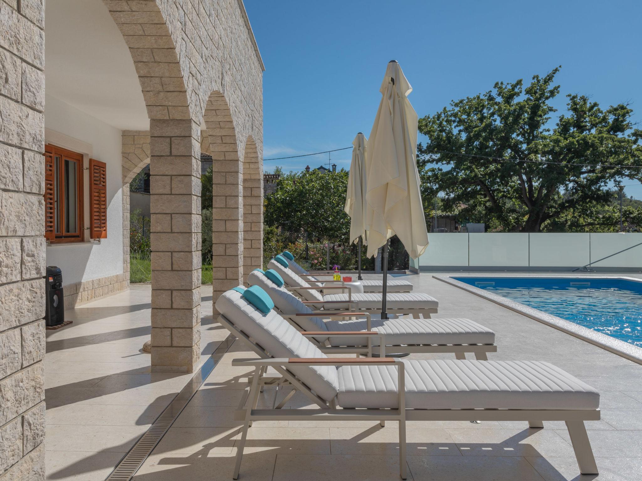 Foto 6 - Casa de 8 habitaciones en Poreč con piscina privada y jardín