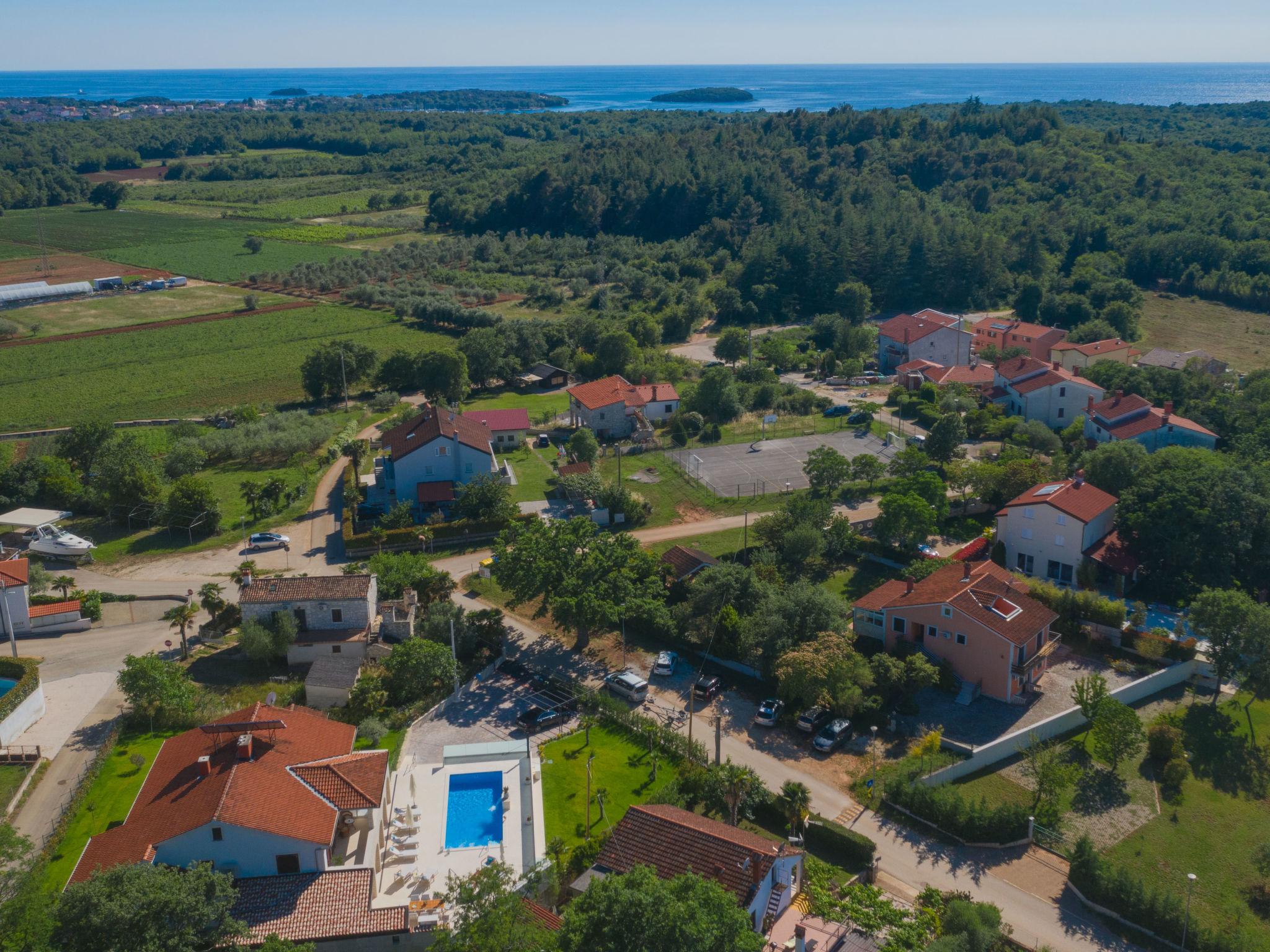 Foto 18 - Casa con 8 camere da letto a Poreč con piscina privata e vista mare