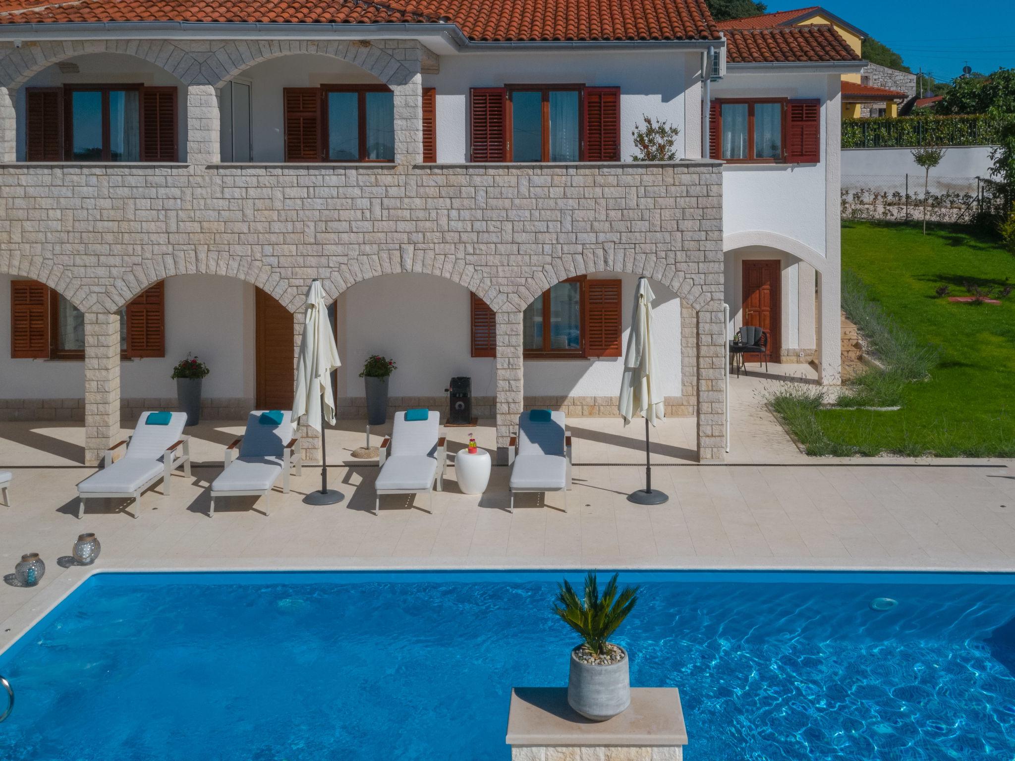 Foto 44 - Casa de 8 quartos em Poreč com piscina privada e vistas do mar