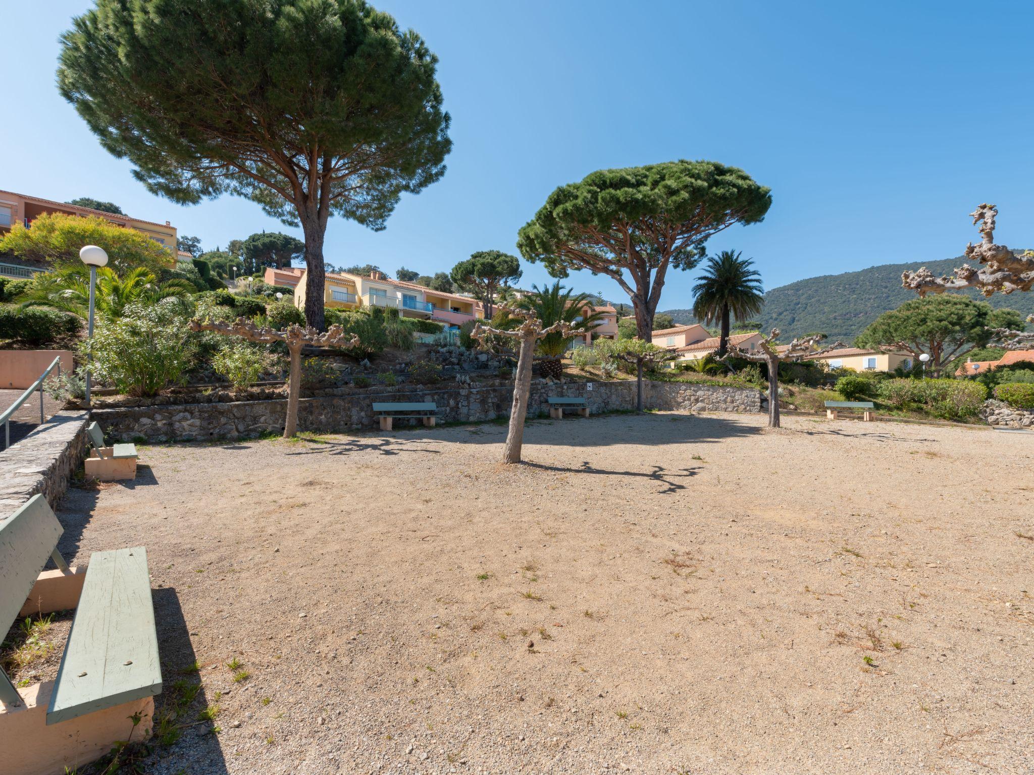 Foto 20 - Apartamento de 2 quartos em Cavalaire-sur-Mer com piscina e vistas do mar