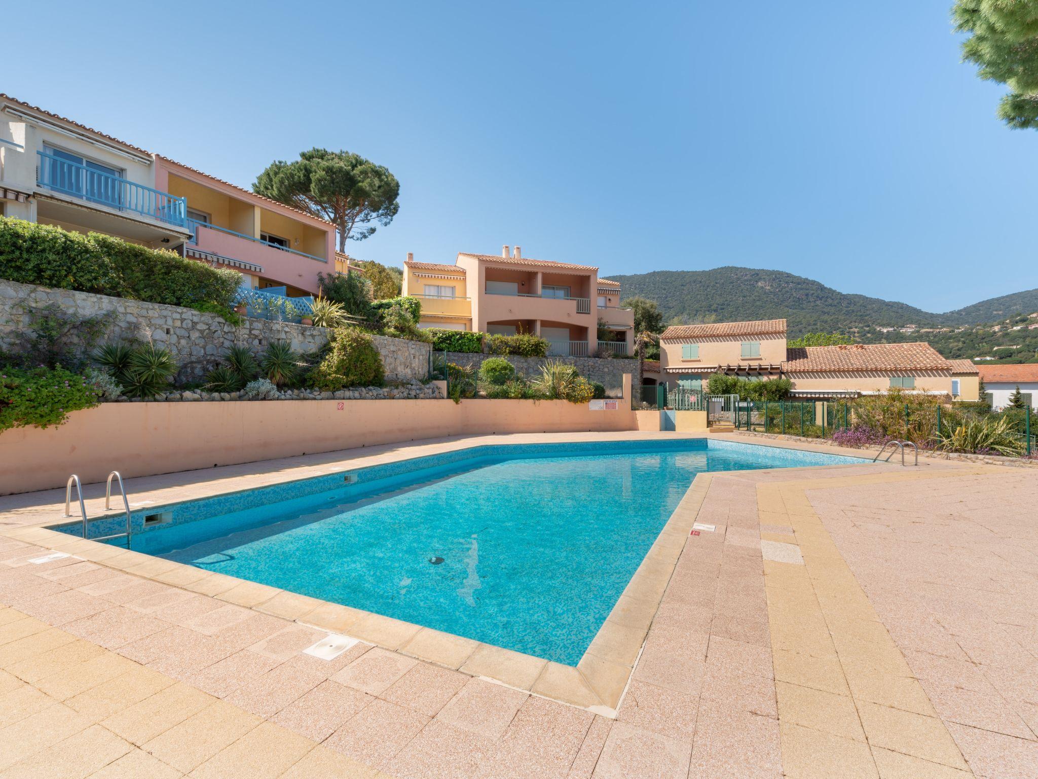 Foto 5 - Apartamento de 2 quartos em Cavalaire-sur-Mer com piscina e vistas do mar