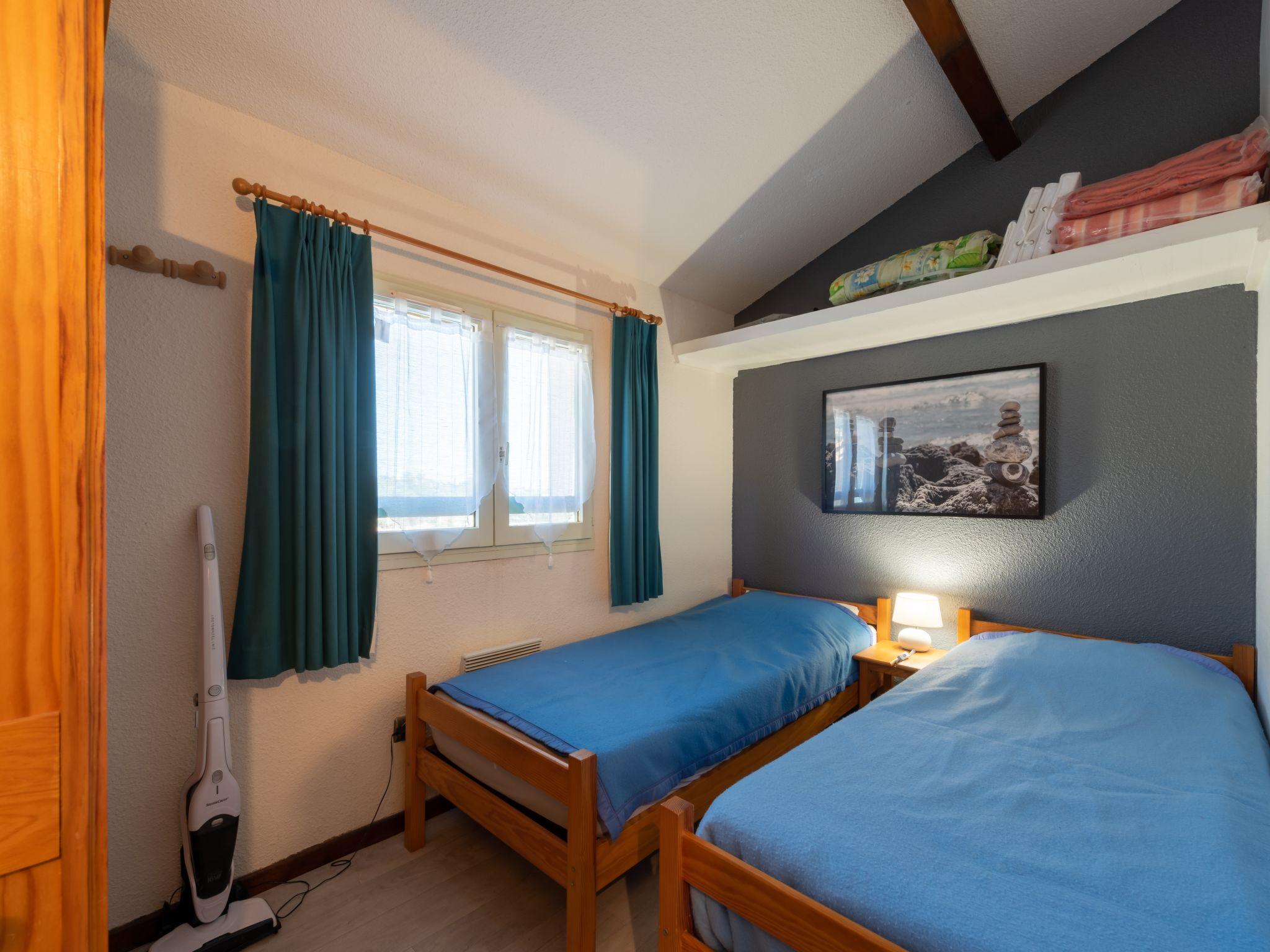 Foto 12 - Apartamento de 2 habitaciones en Cavalaire-sur-Mer con piscina y vistas al mar