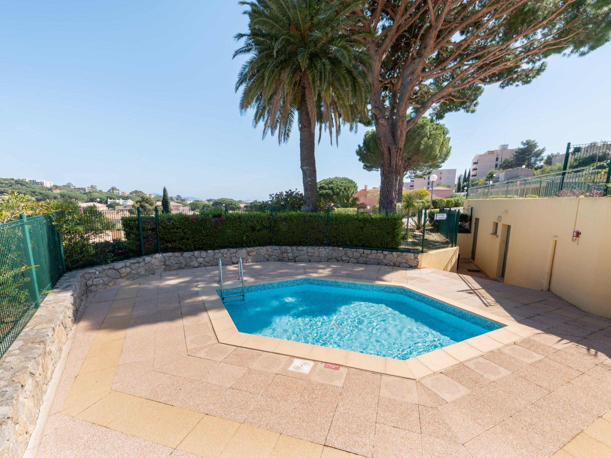 Photo 19 - Appartement de 2 chambres à Cavalaire-sur-Mer avec piscine et vues à la mer