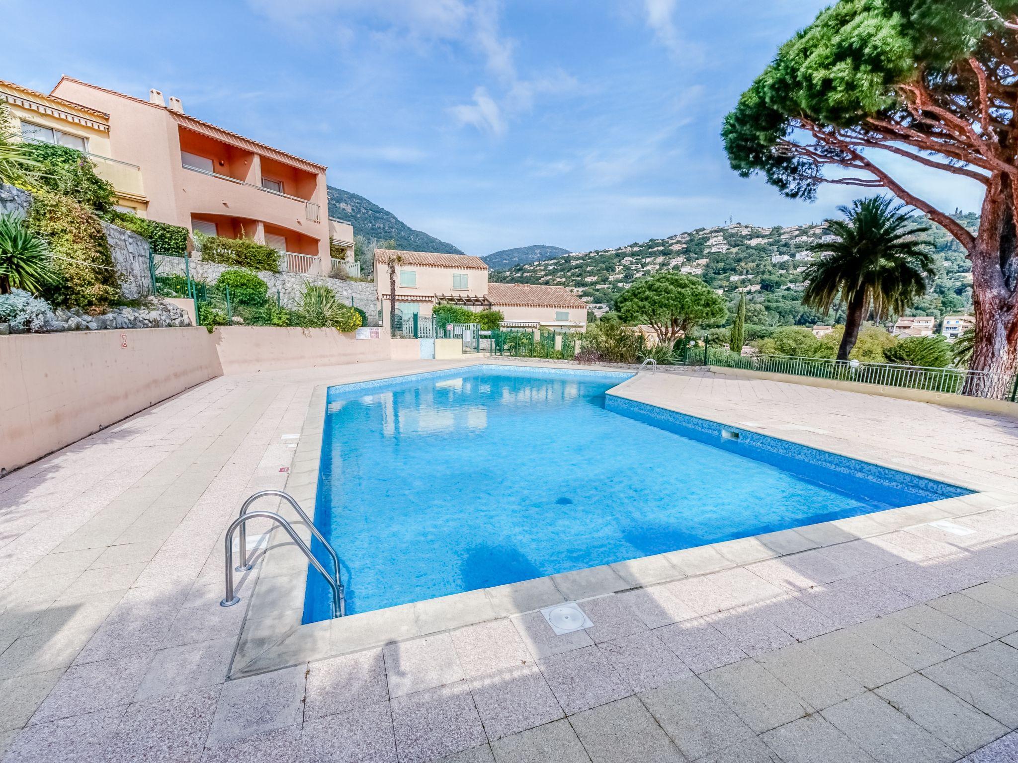 Foto 1 - Apartamento de 2 habitaciones en Cavalaire-sur-Mer con piscina y vistas al mar