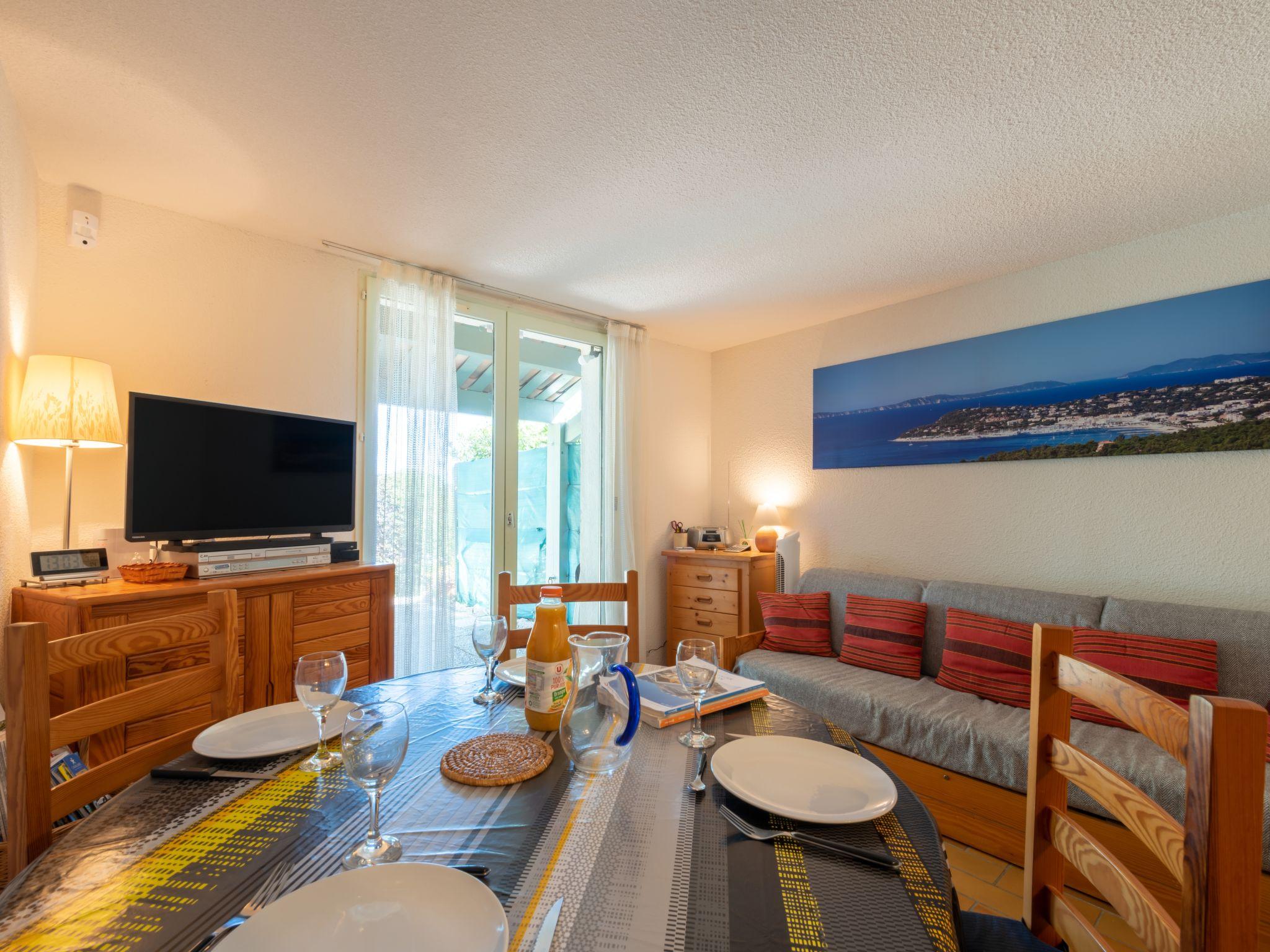 Photo 2 - 2 bedroom Apartment in Cavalaire-sur-Mer with swimming pool and sea view