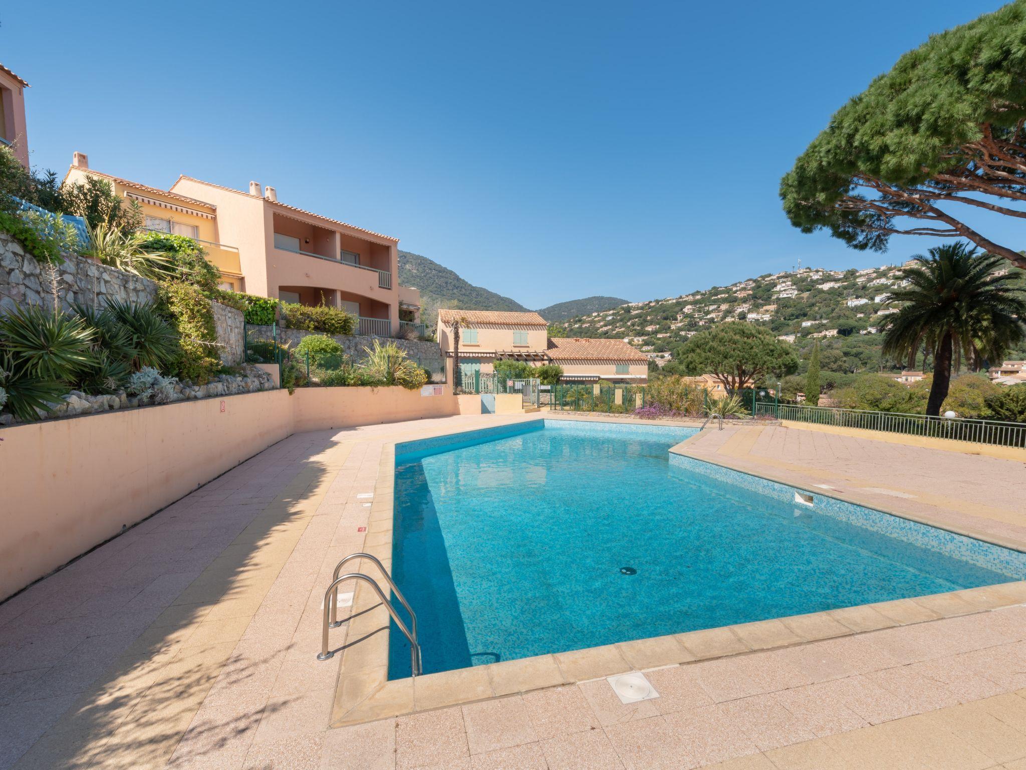 Foto 18 - Appartamento con 2 camere da letto a Cavalaire-sur-Mer con piscina e terrazza