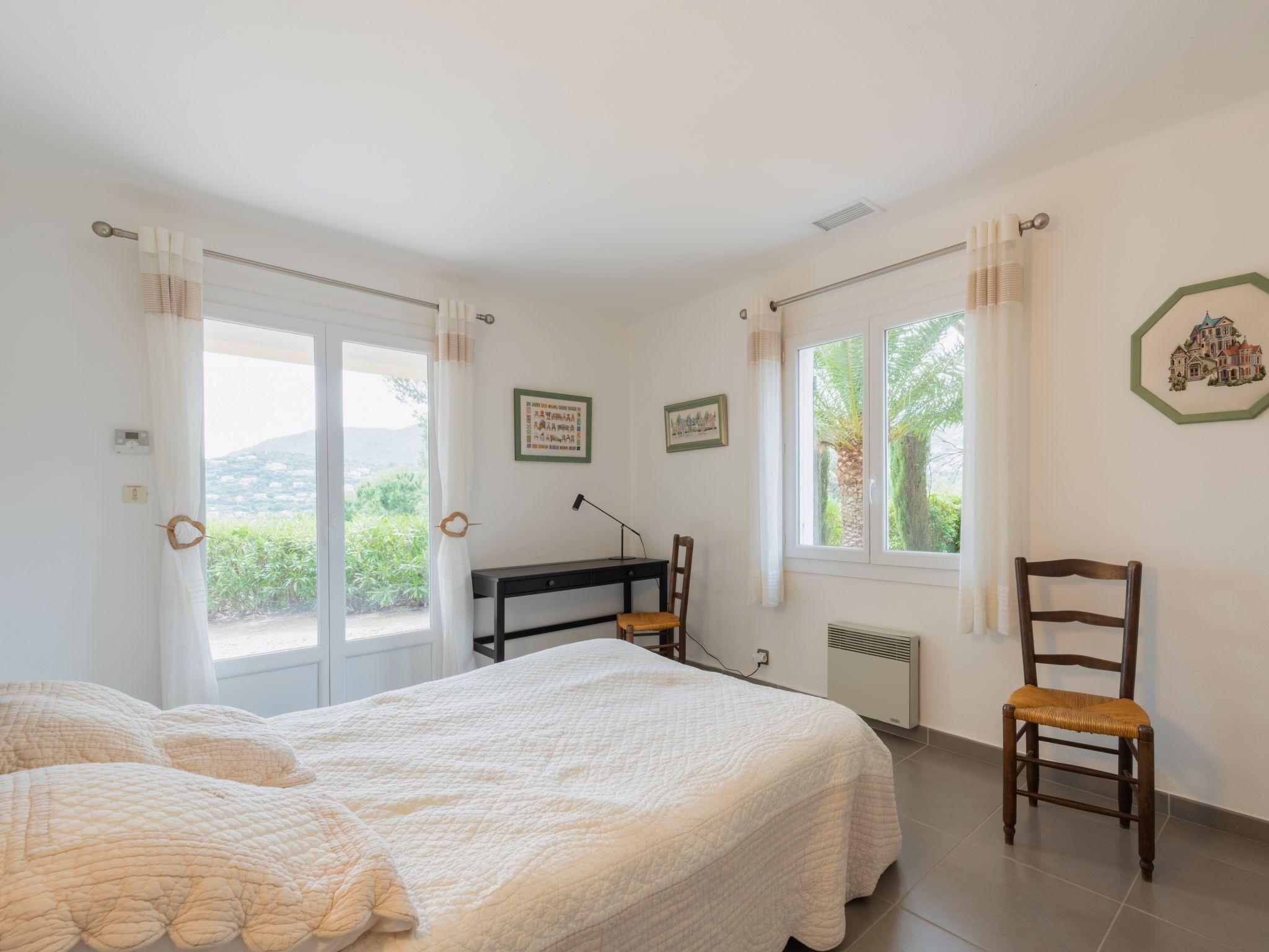 Photo 15 - Maison de 4 chambres à Cavalaire-sur-Mer avec terrasse et vues à la mer