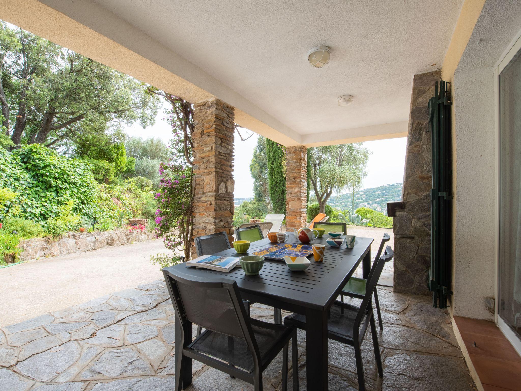 Photo 18 - 4 bedroom House in Cavalaire-sur-Mer with garden and terrace