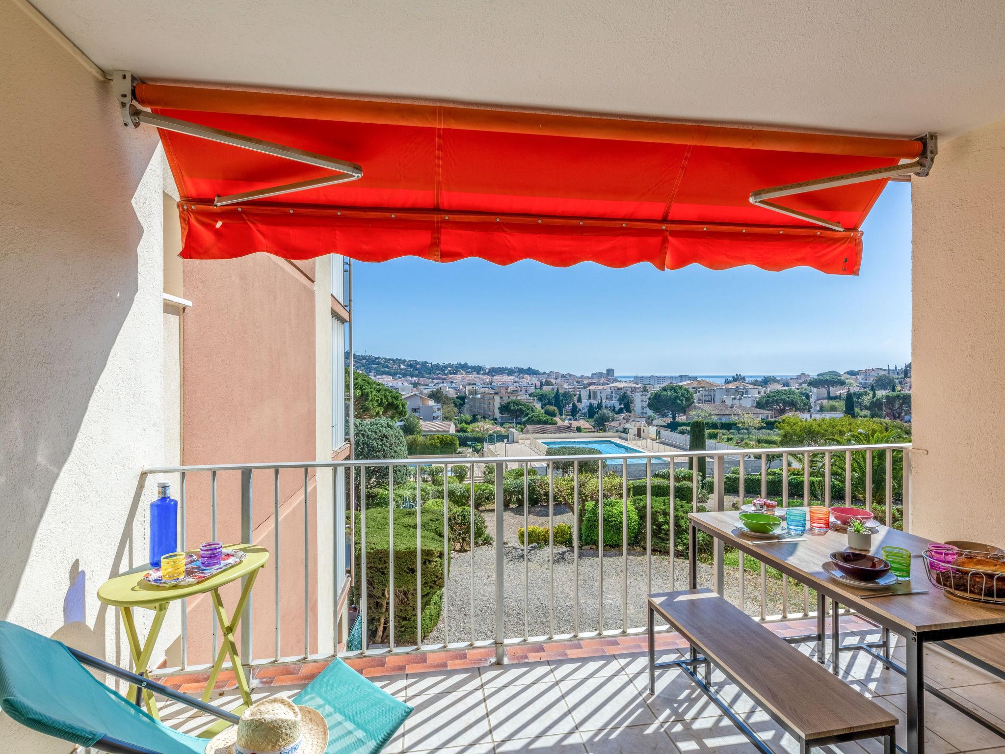 Foto 1 - Apartamento de 1 habitación en Sainte-Maxime con piscina y vistas al mar