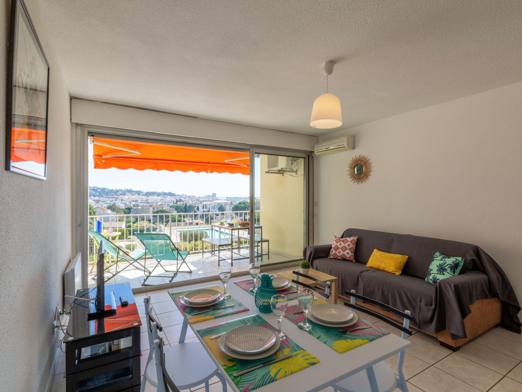 Foto 2 - Apartamento de 1 quarto em Sainte-Maxime com piscina e vistas do mar