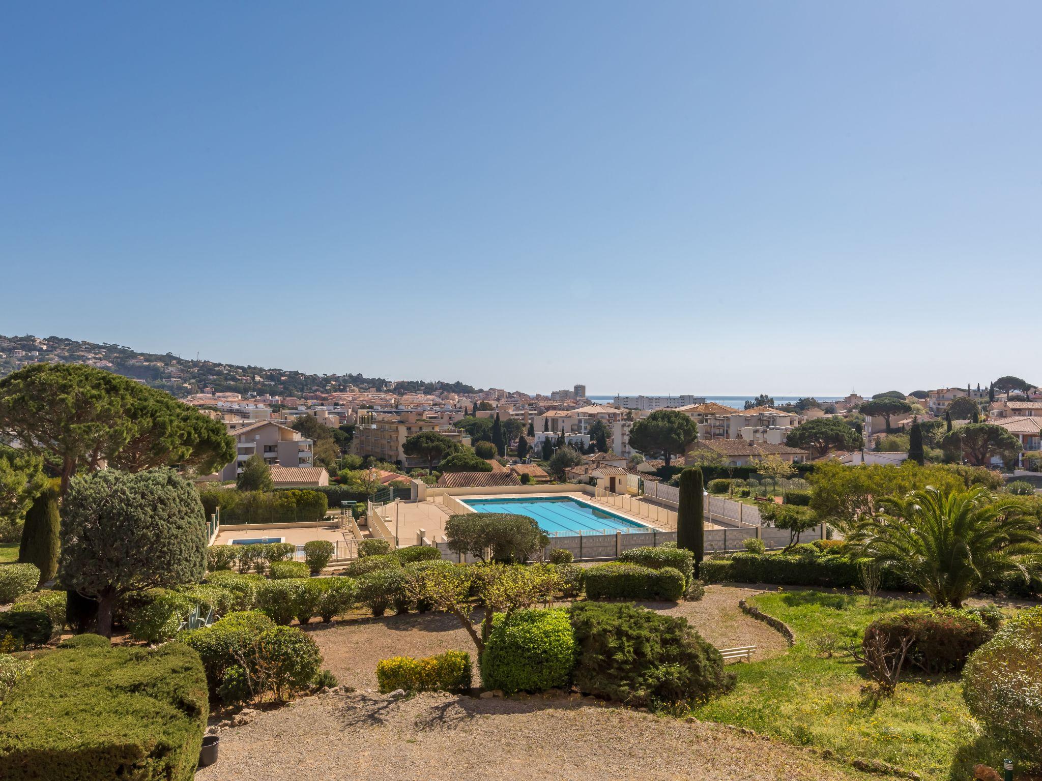 Foto 5 - Apartment mit 1 Schlafzimmer in Sainte-Maxime mit schwimmbad und garten