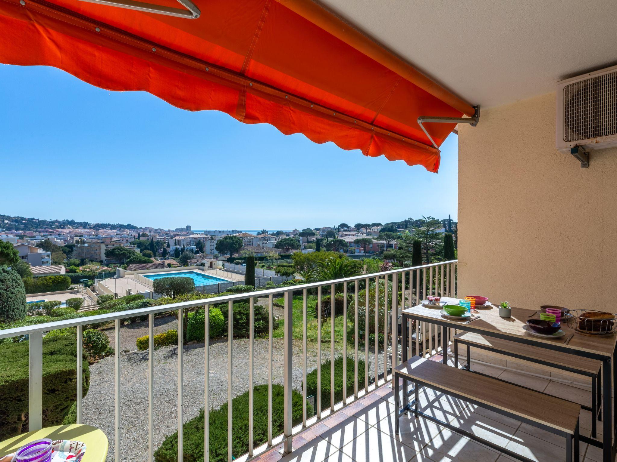 Photo 9 - 1 bedroom Apartment in Sainte-Maxime with swimming pool and sea view