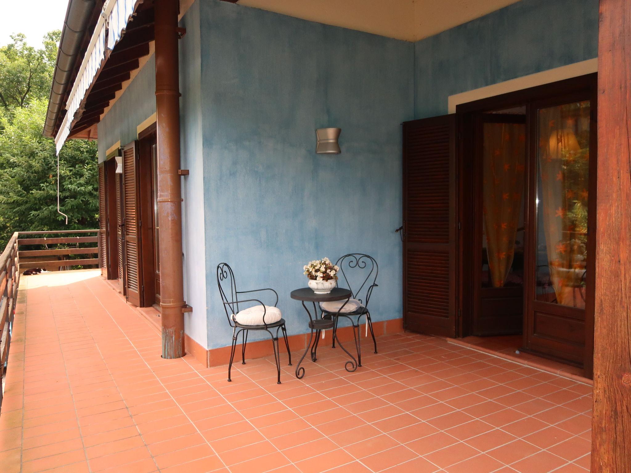 Photo 16 - Maison de 2 chambres à Casale Corte Cerro avec terrasse et vues sur la montagne