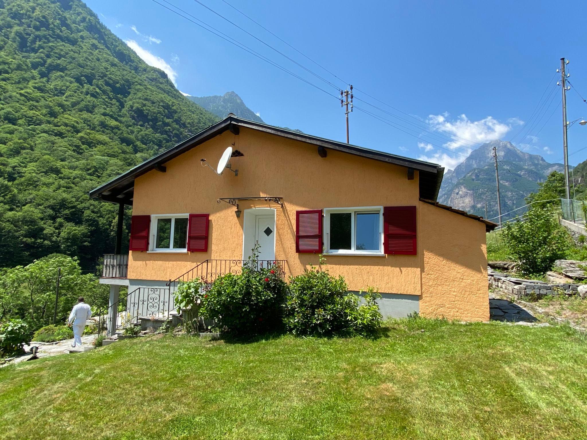 Foto 1 - Casa con 3 camere da letto a Verzasca con giardino e vista sulle montagne