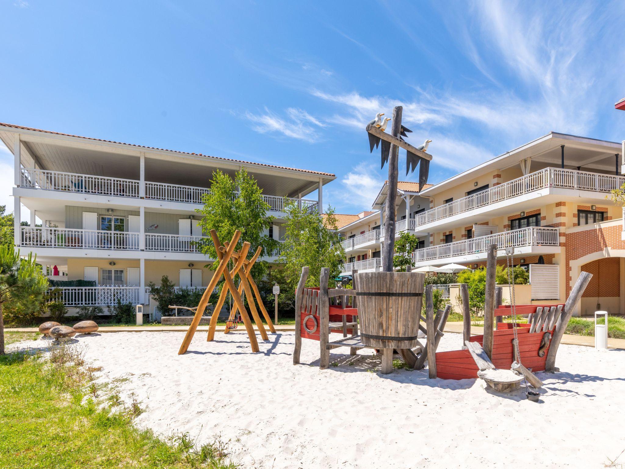 Foto 4 - Apartamento de 2 habitaciones en La Teste-de-Buch con piscina y jardín