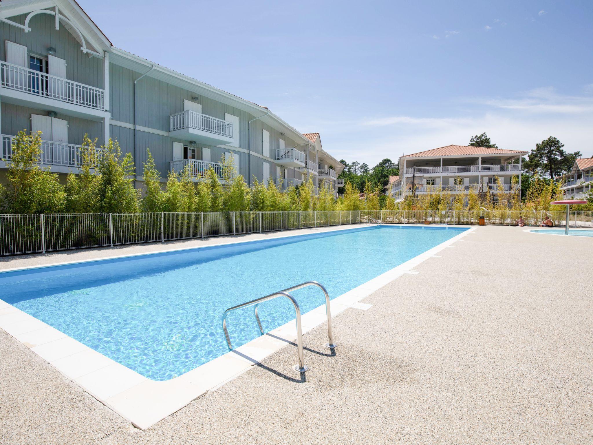 Foto 1 - Apartamento de 2 habitaciones en La Teste-de-Buch con piscina y vistas al mar