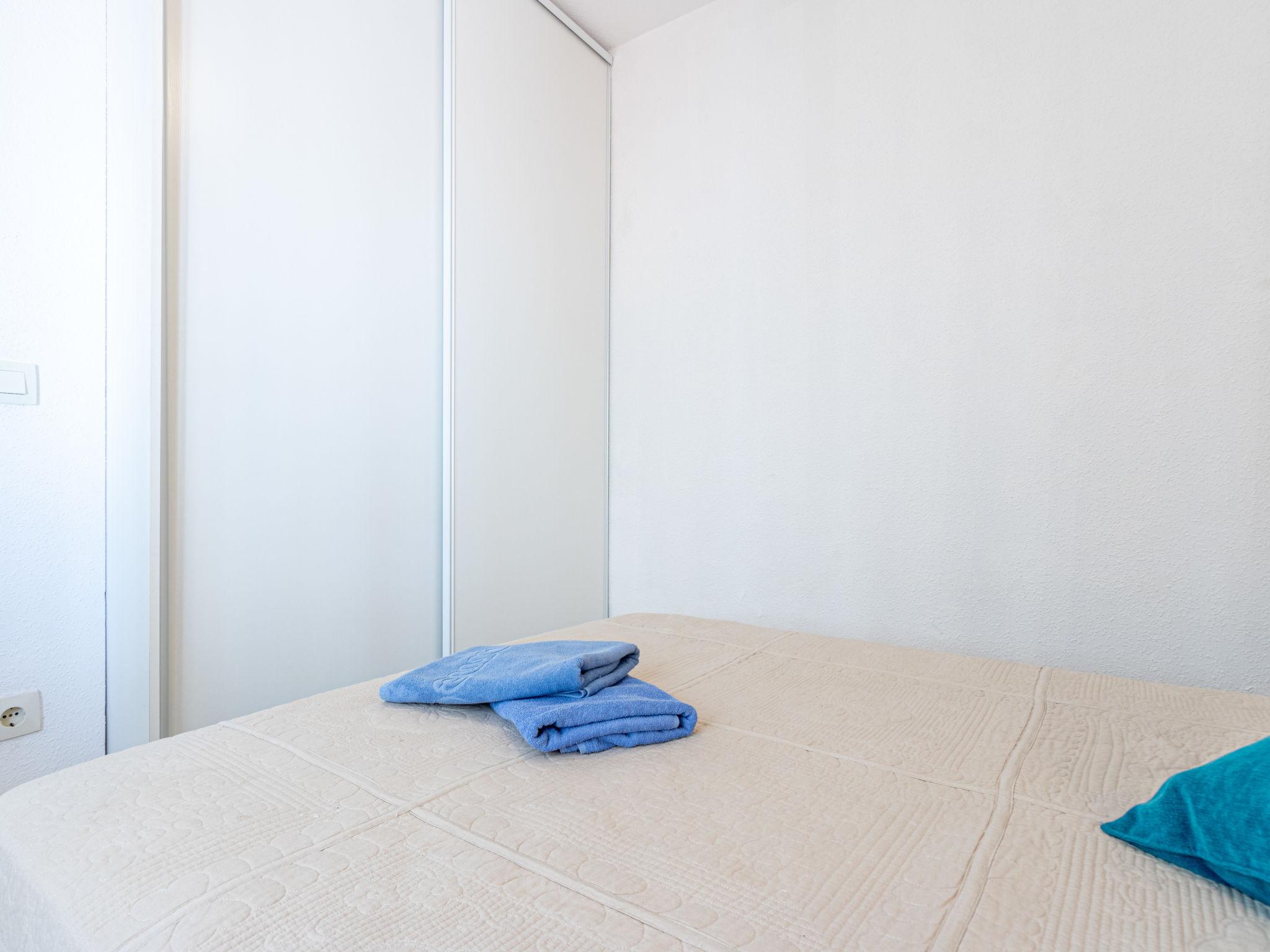 Foto 10 - Appartamento con 1 camera da letto a Castelló d'Empúries con piscina e vista mare