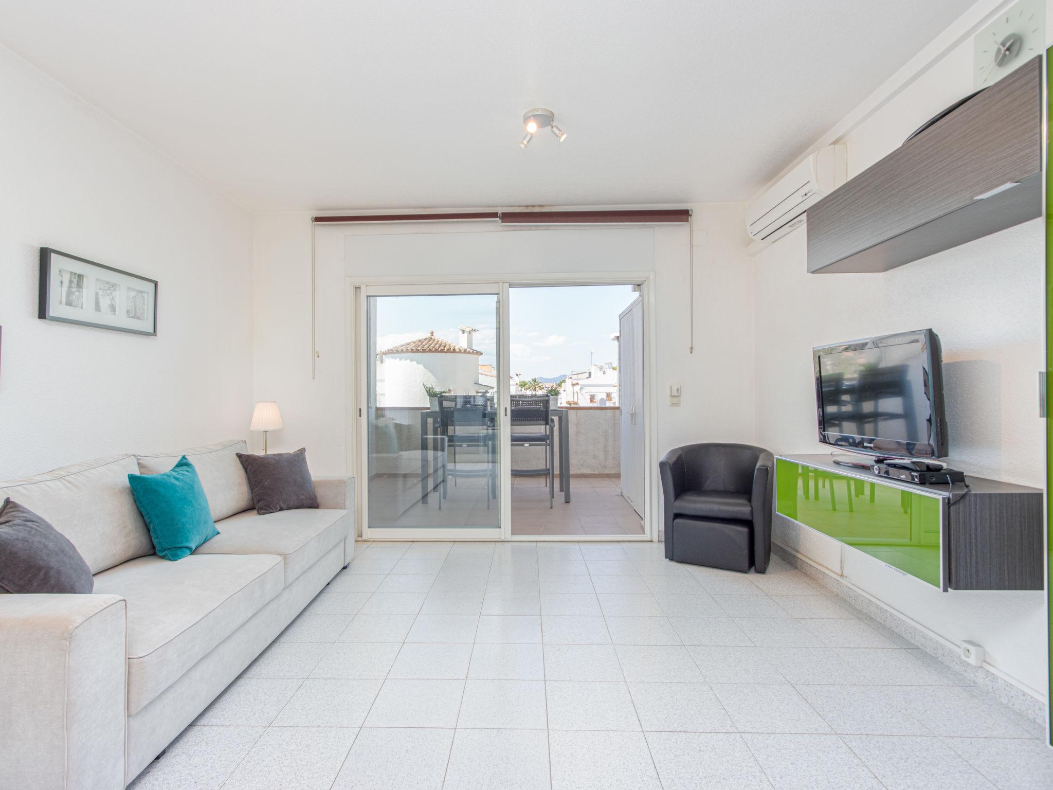 Photo 8 - 1 bedroom Apartment in Castelló d'Empúries with swimming pool and sea view