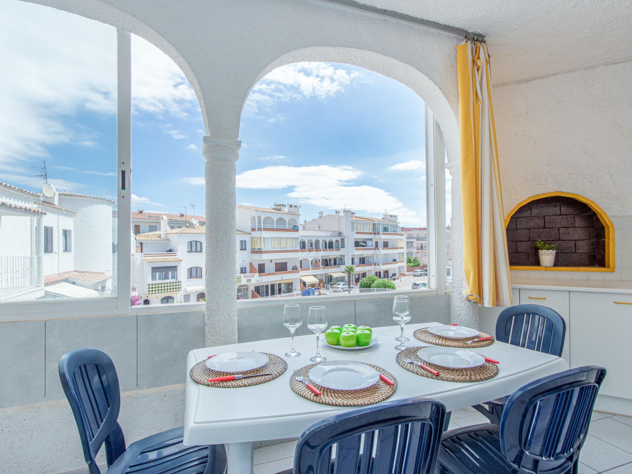 Foto 13 - Appartamento con 2 camere da letto a Castelló d'Empúries con piscina e vista mare