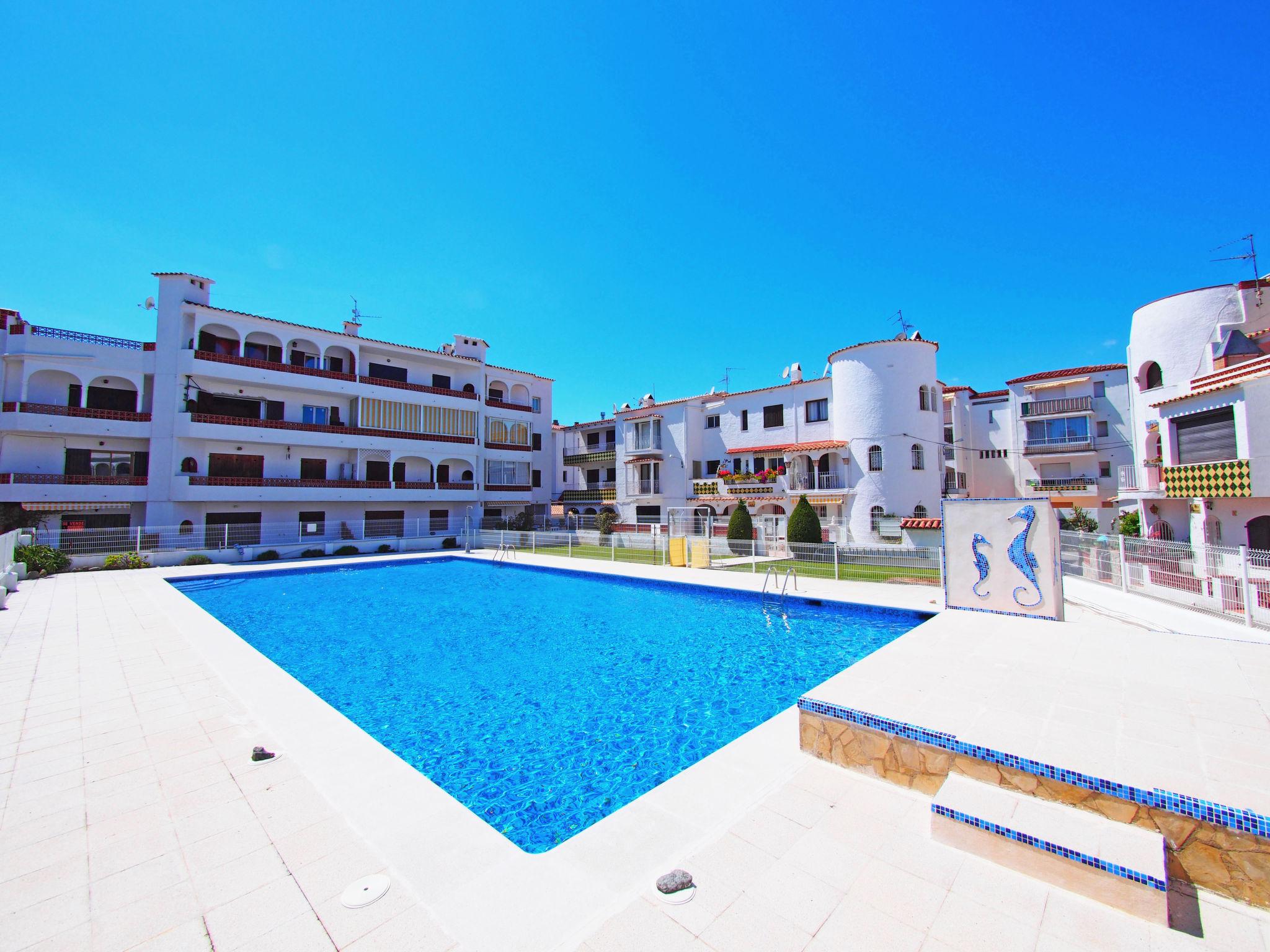 Photo 14 - 2 bedroom Apartment in Castelló d'Empúries with swimming pool and sea view