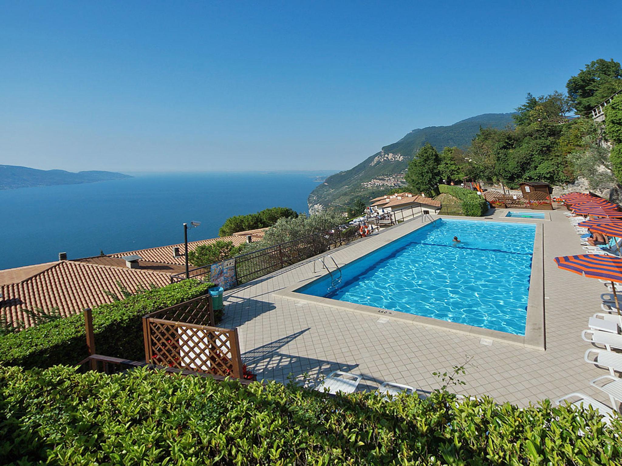 Foto 1 - Apartamento de 1 habitación en Tignale con piscina y vistas a la montaña