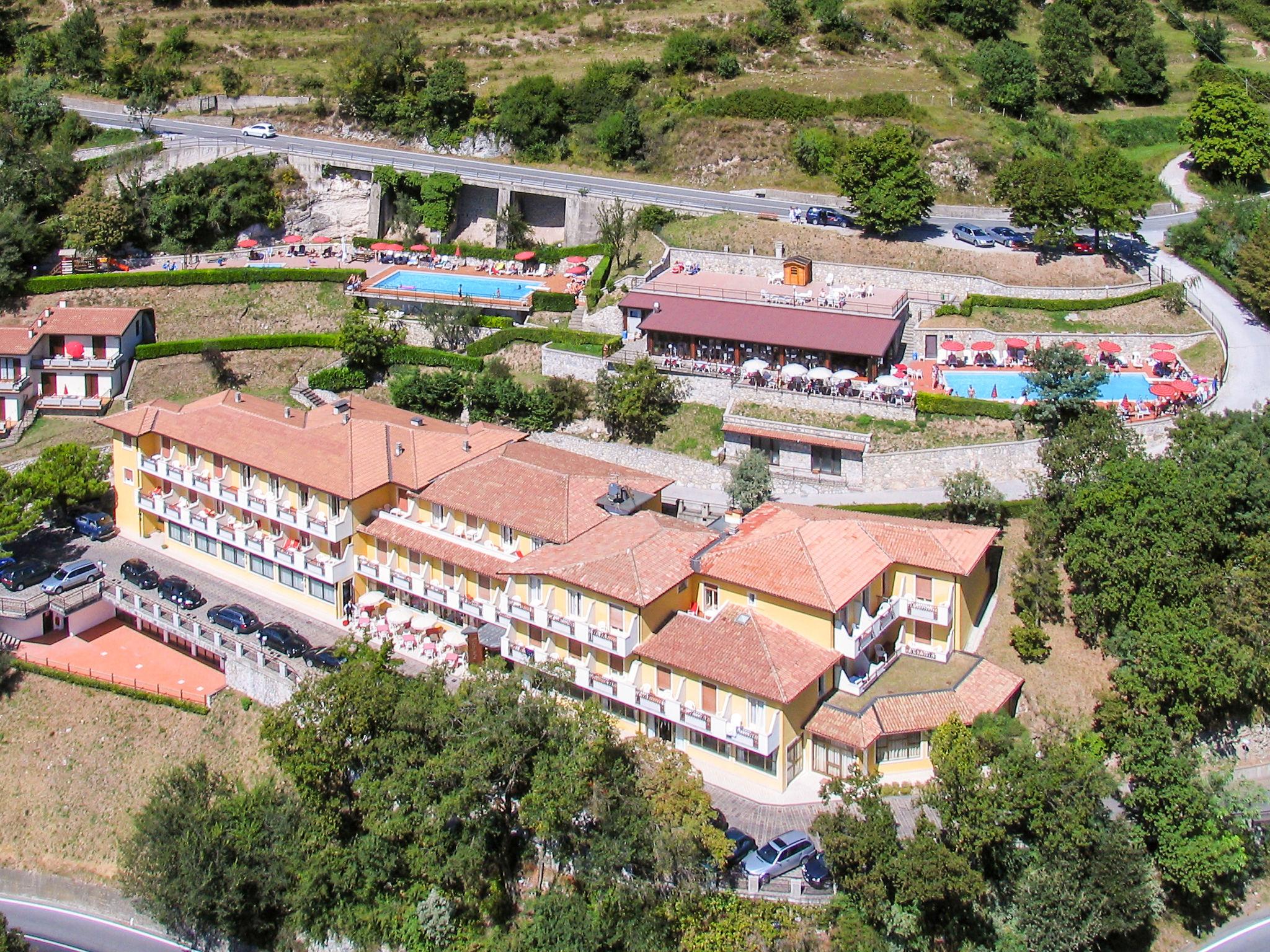 Foto 2 - Apartamento de 1 quarto em Tignale com piscina e vista para a montanha