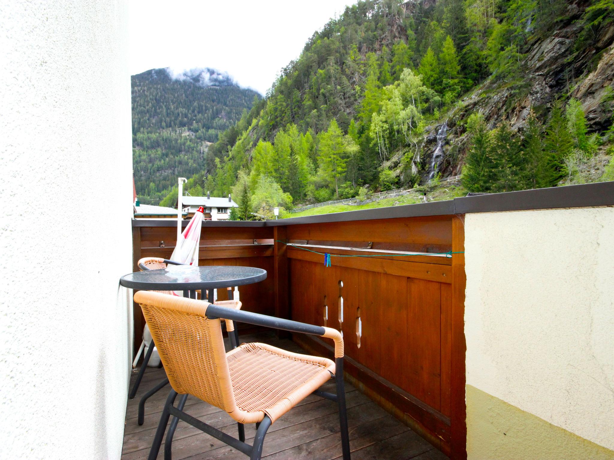 Foto 5 - Apartment mit 1 Schlafzimmer in Längenfeld mit schwimmbad und blick auf die berge