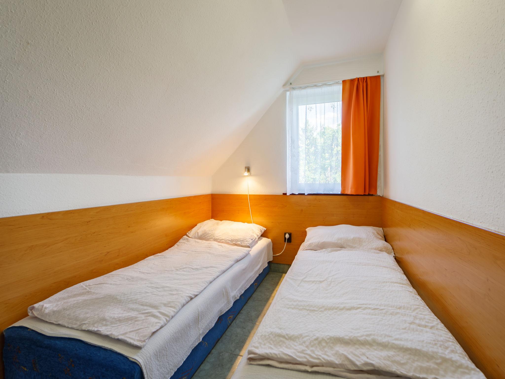 Foto 9 - Appartamento con 3 camere da letto a Siófok con giardino e vista sulle montagne