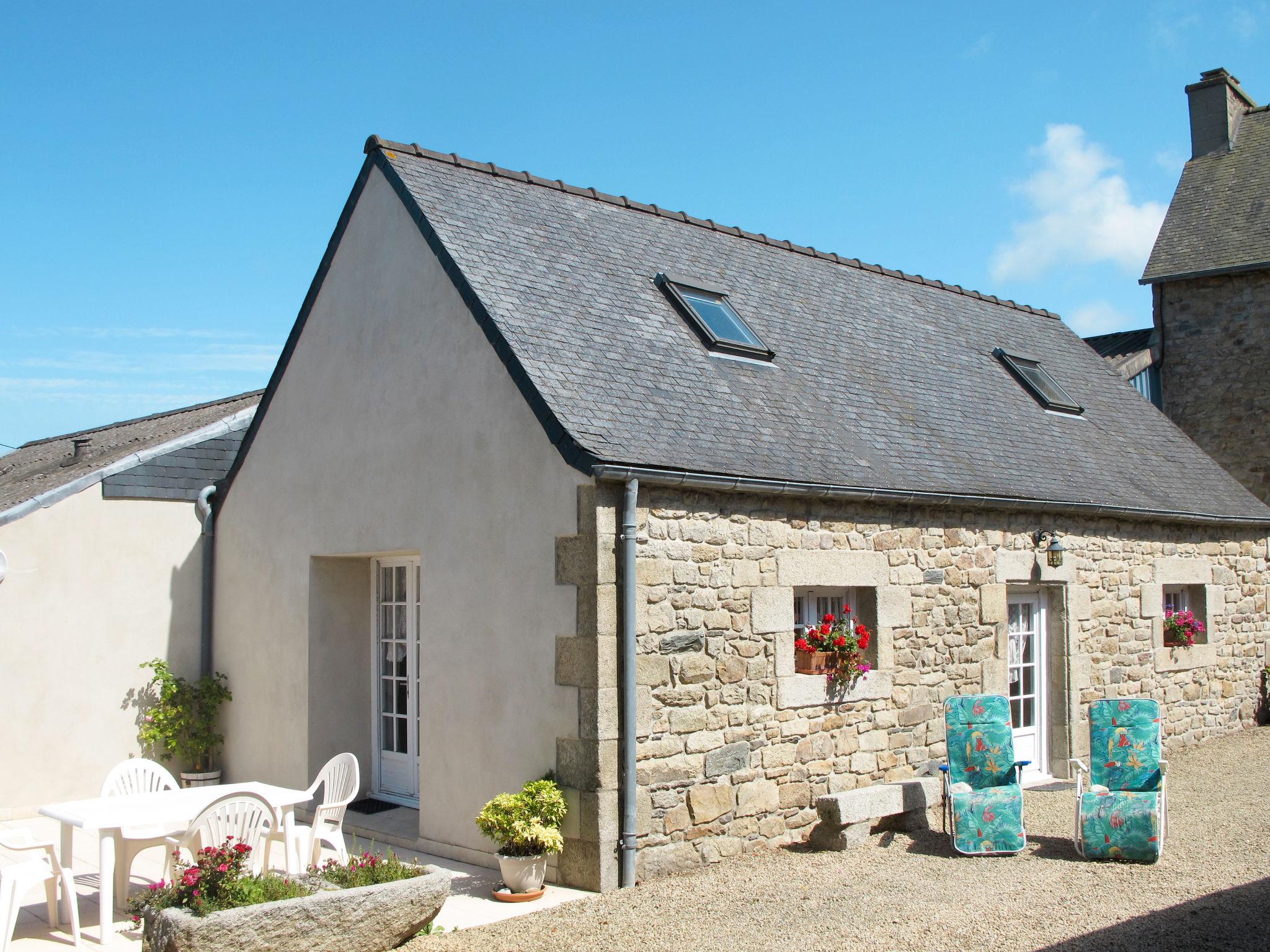 Photo 1 - Maison de 2 chambres à Saint-Pol-de-Léon avec jardin et vues à la mer