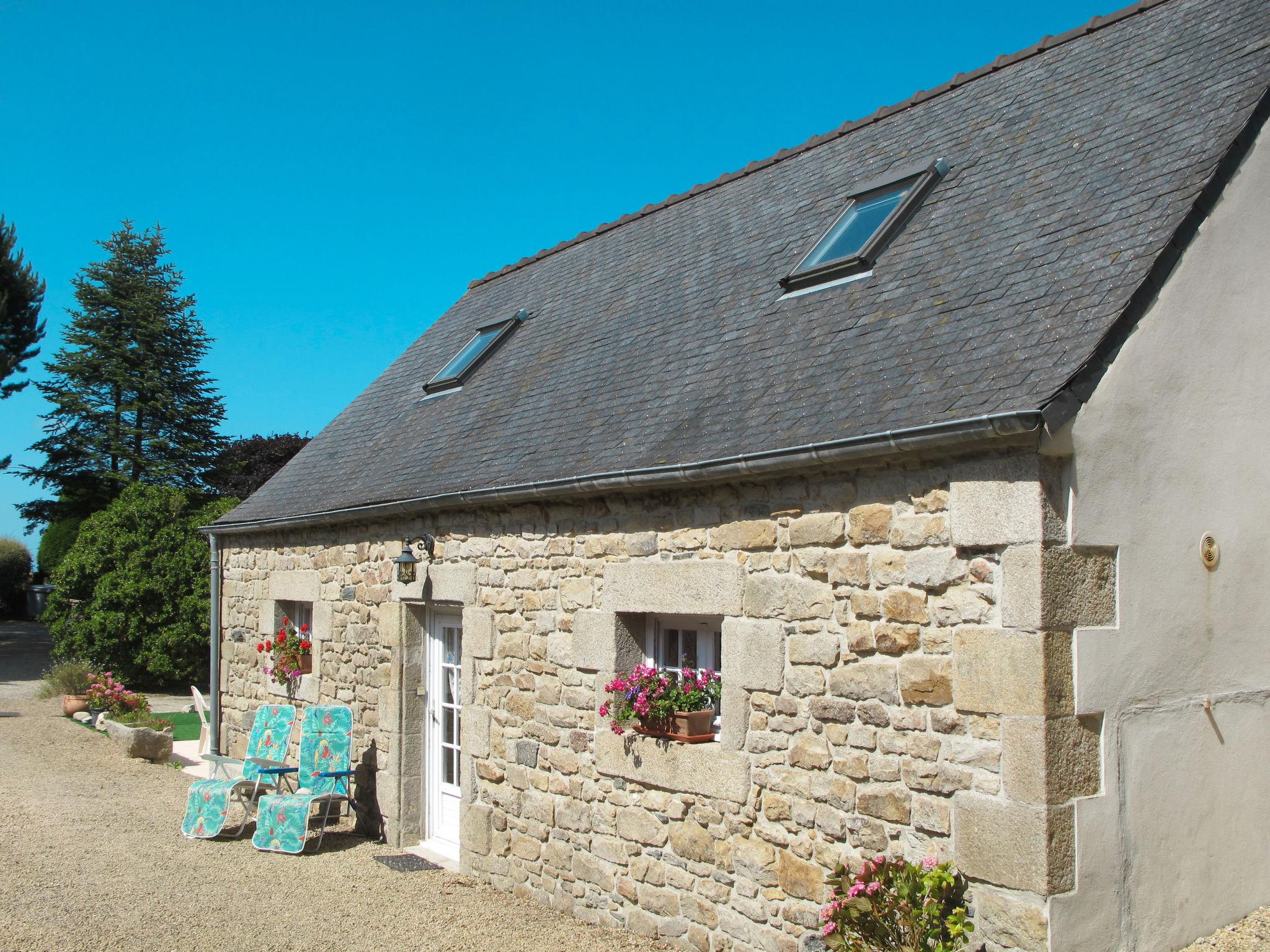 Photo 2 - Maison de 2 chambres à Saint-Pol-de-Léon avec jardin et vues à la mer