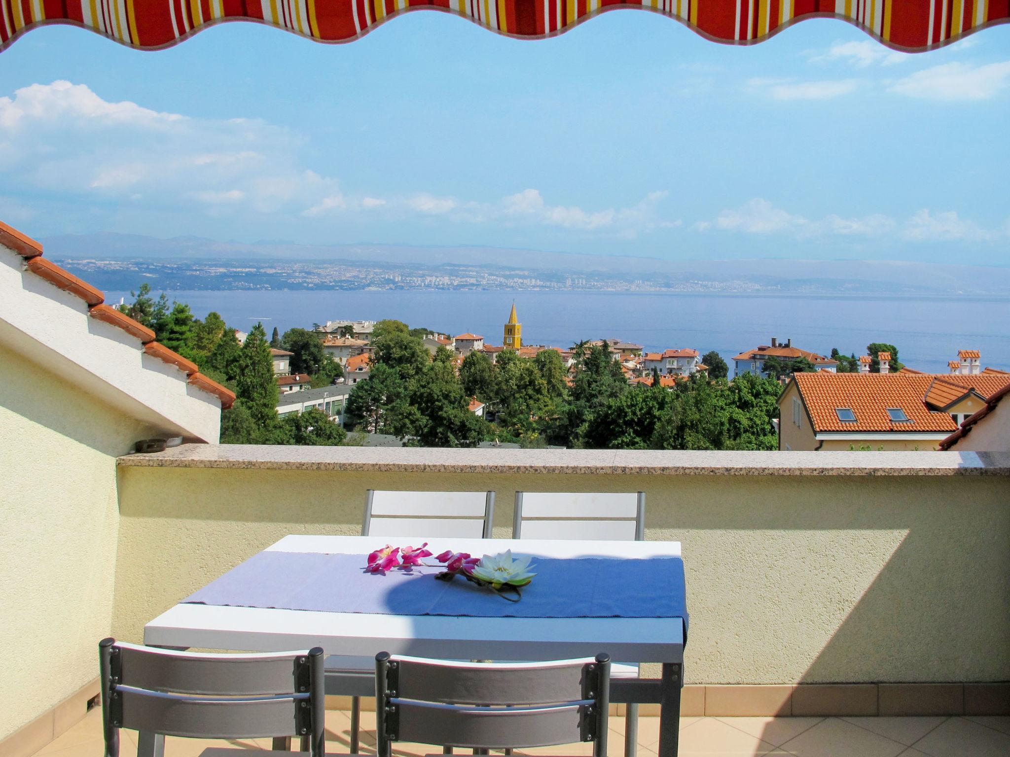 Photo 1 - Appartement de 1 chambre à Lovran avec terrasse et vues à la mer