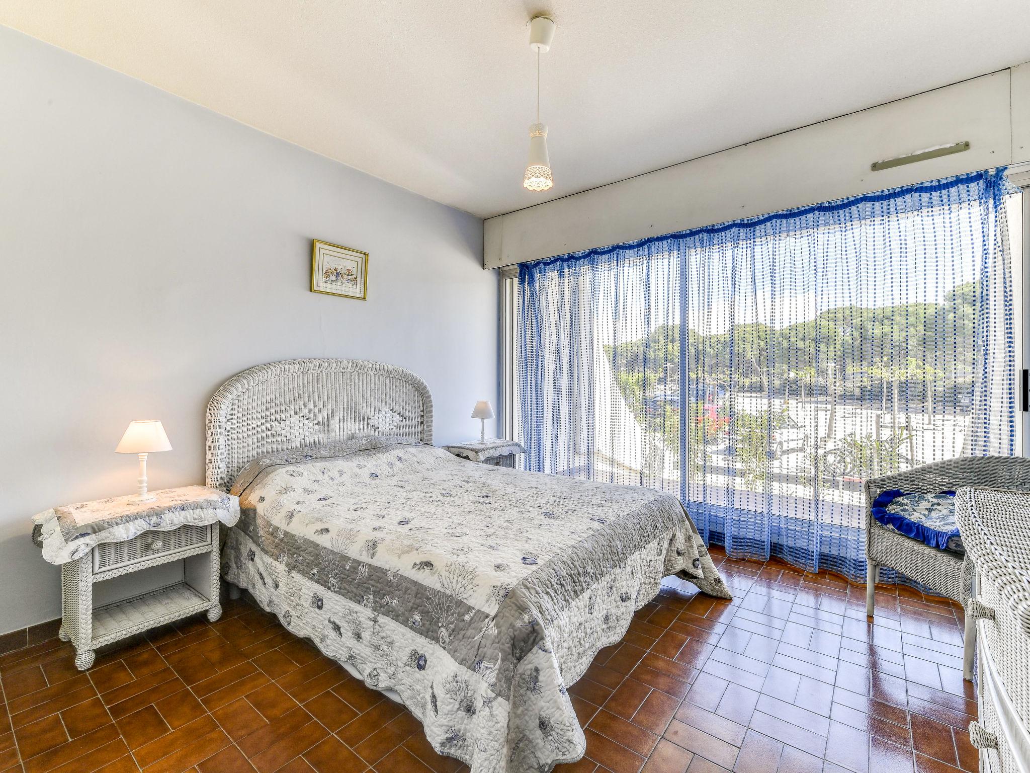 Foto 4 - Appartamento con 2 camere da letto a Le Grau-du-Roi con giardino e vista mare