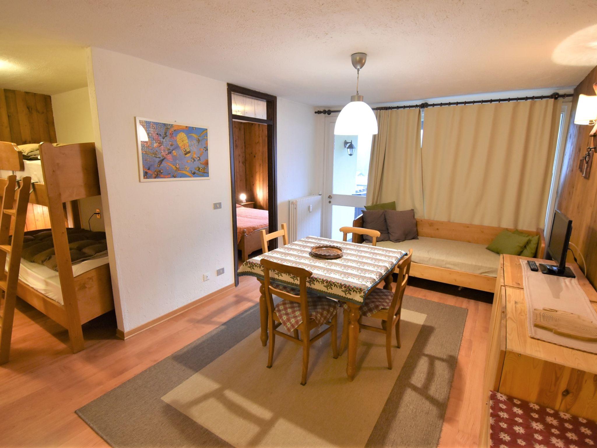 Foto 3 - Apartamento de 1 habitación en Pinzolo con jardín y vistas a la montaña