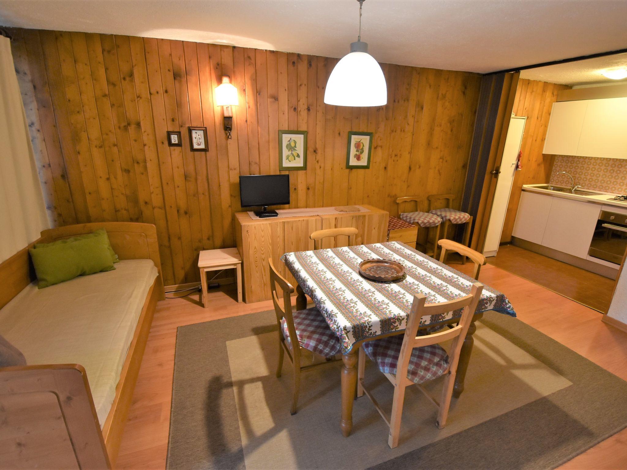 Photo 2 - Appartement de 1 chambre à Pinzolo avec jardin et vues sur la montagne