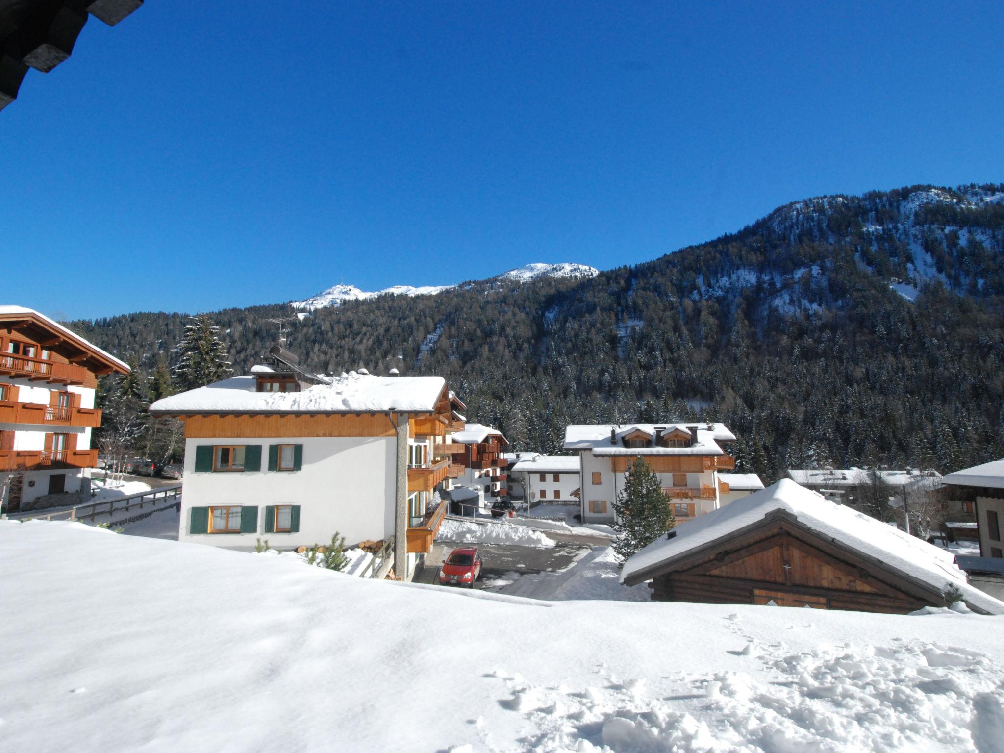 Foto 21 - Apartment mit 1 Schlafzimmer in Pinzolo mit garten und blick auf die berge