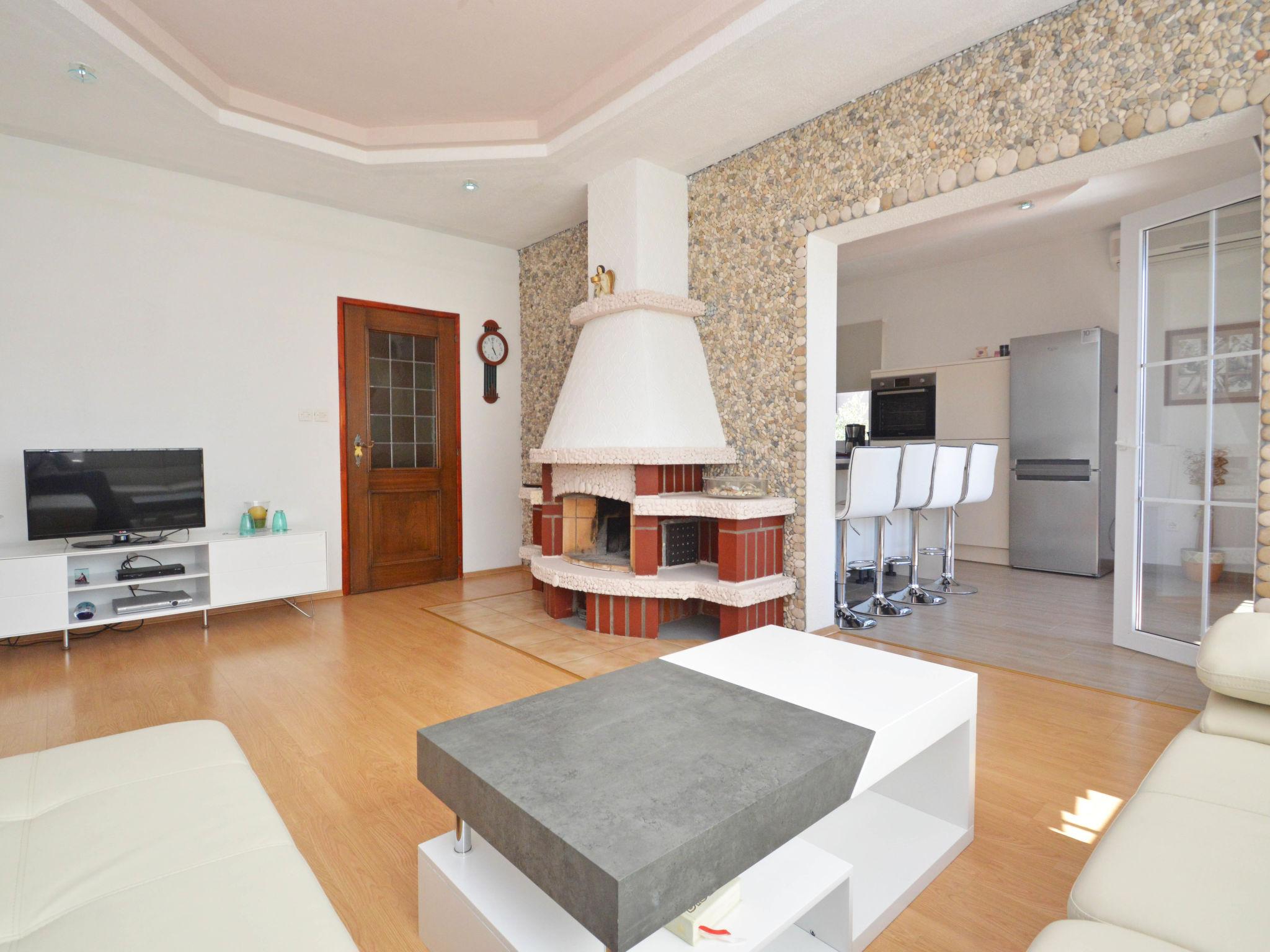 Foto 2 - Casa con 4 camere da letto a Novigrad con piscina privata e vista mare