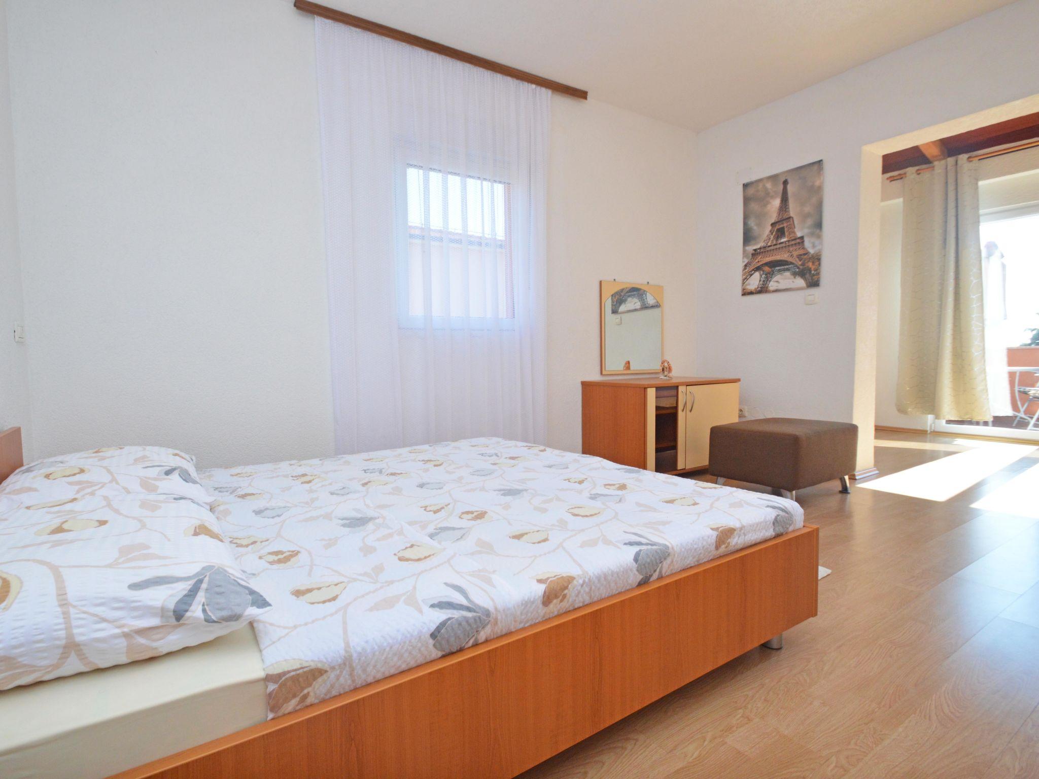 Foto 11 - Casa con 4 camere da letto a Novigrad con piscina privata e vista mare