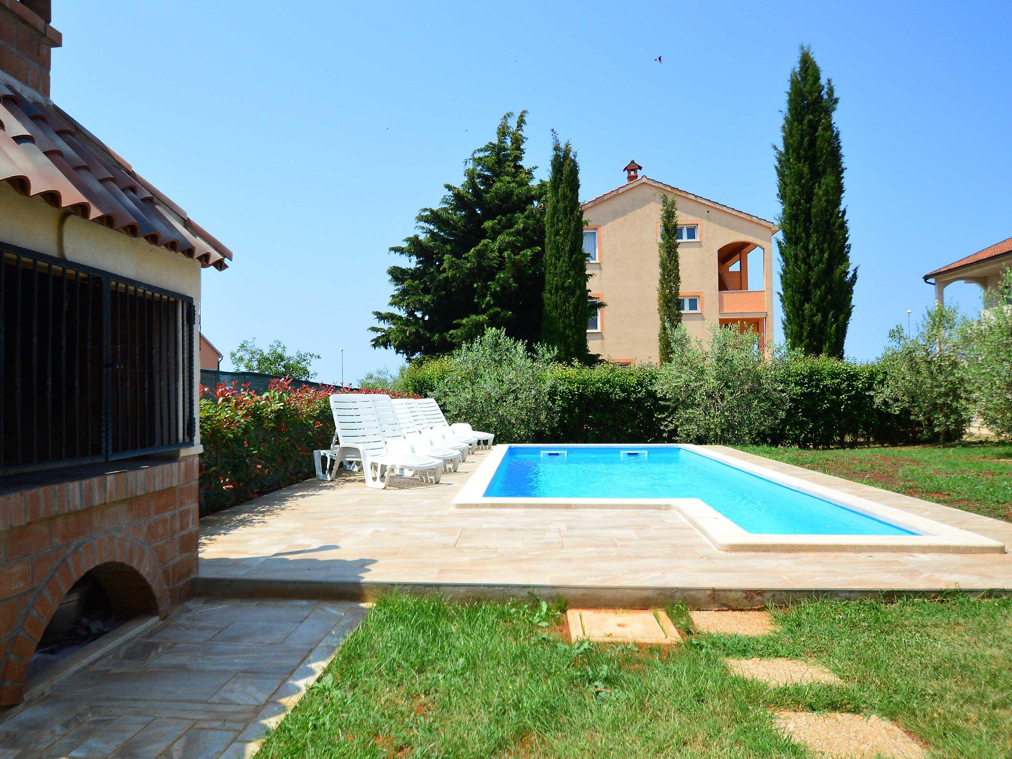 Photo 7 - Maison de 4 chambres à Novigrad avec piscine privée et vues à la mer