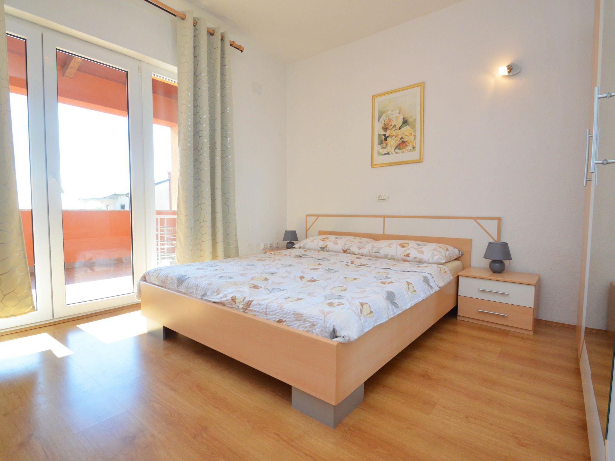 Foto 14 - Casa con 4 camere da letto a Novigrad con piscina privata e vista mare