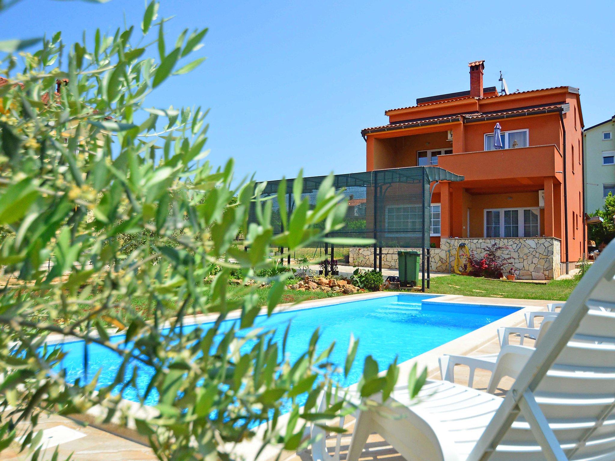 Photo 1 - Maison de 4 chambres à Novigrad avec piscine privée et jardin