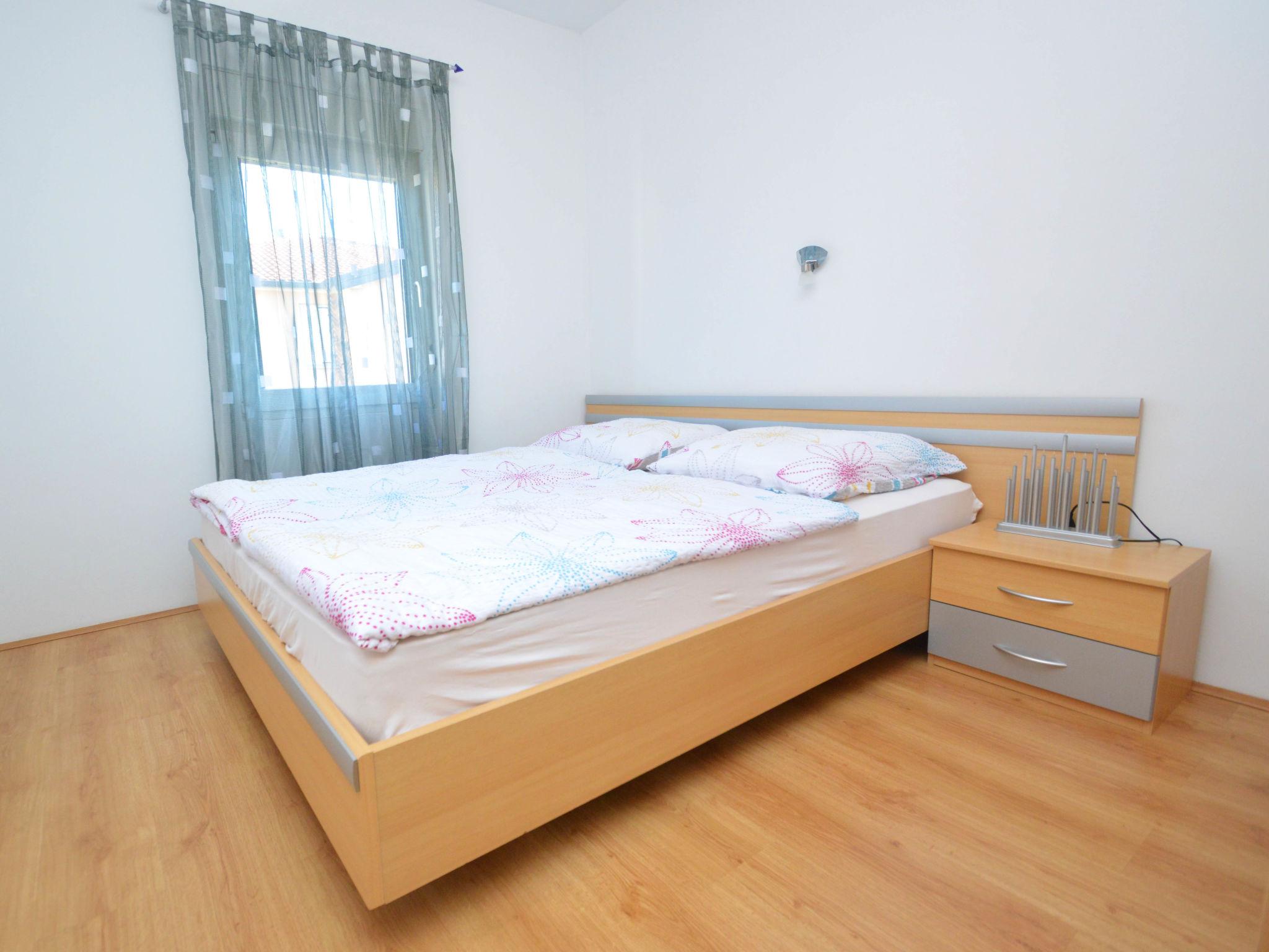 Foto 18 - Casa con 4 camere da letto a Novigrad con piscina privata e vista mare