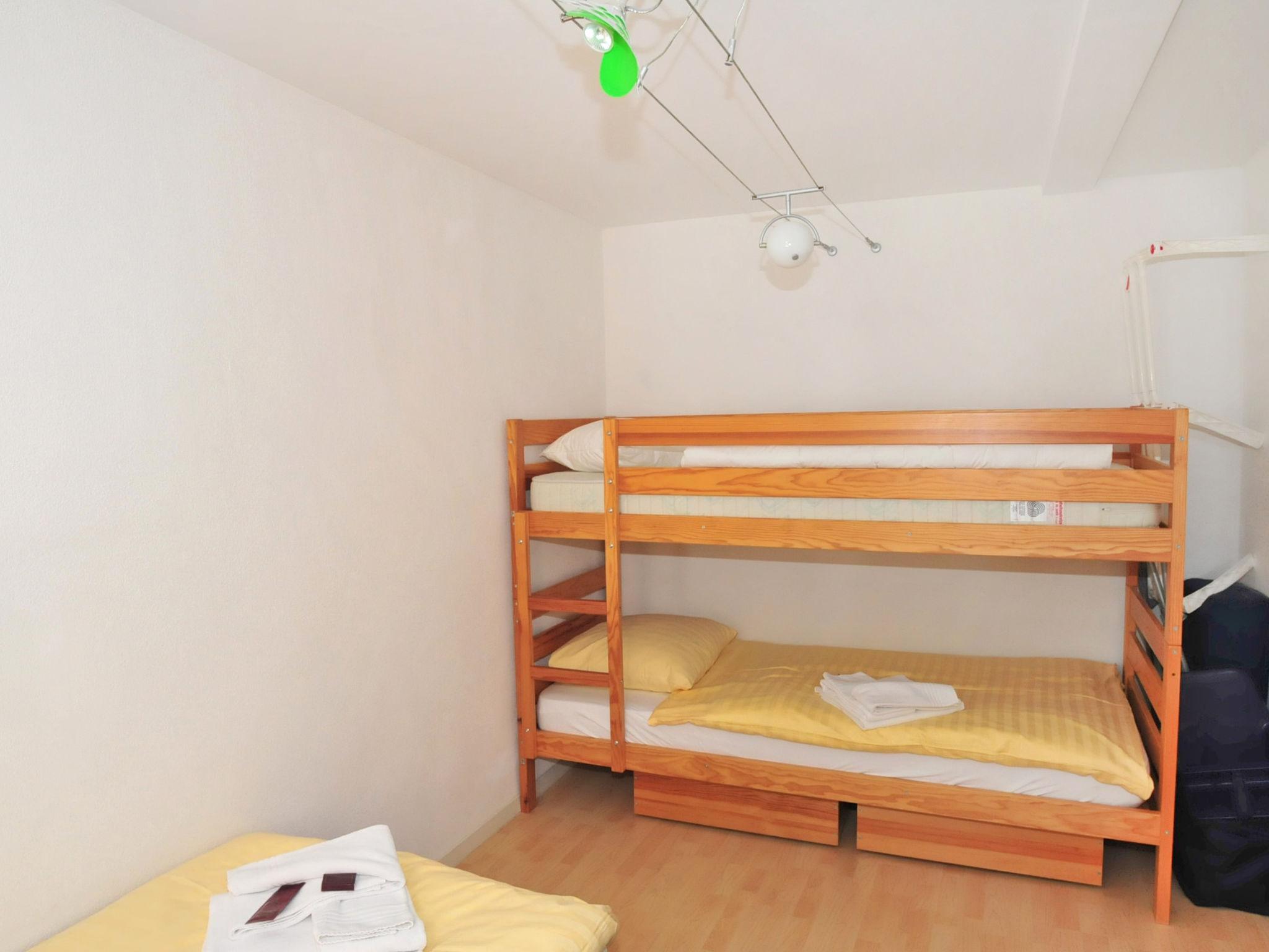 Foto 9 - Appartamento con 2 camere da letto a Lauterbrunnen con vasca idromassaggio e vista sulle montagne