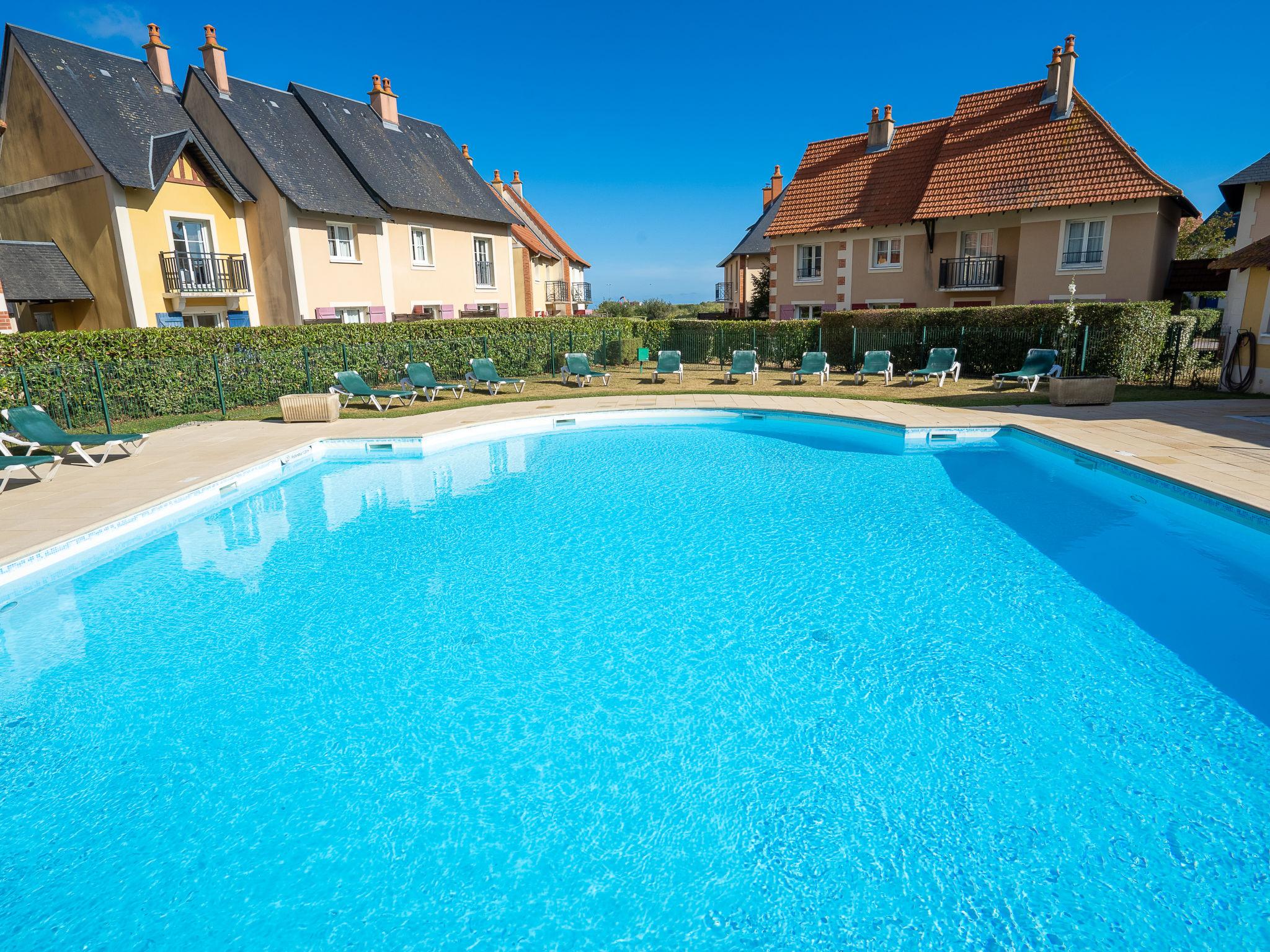 Foto 2 - Apartamento de 1 quarto em Dives-sur-Mer com piscina e vistas do mar