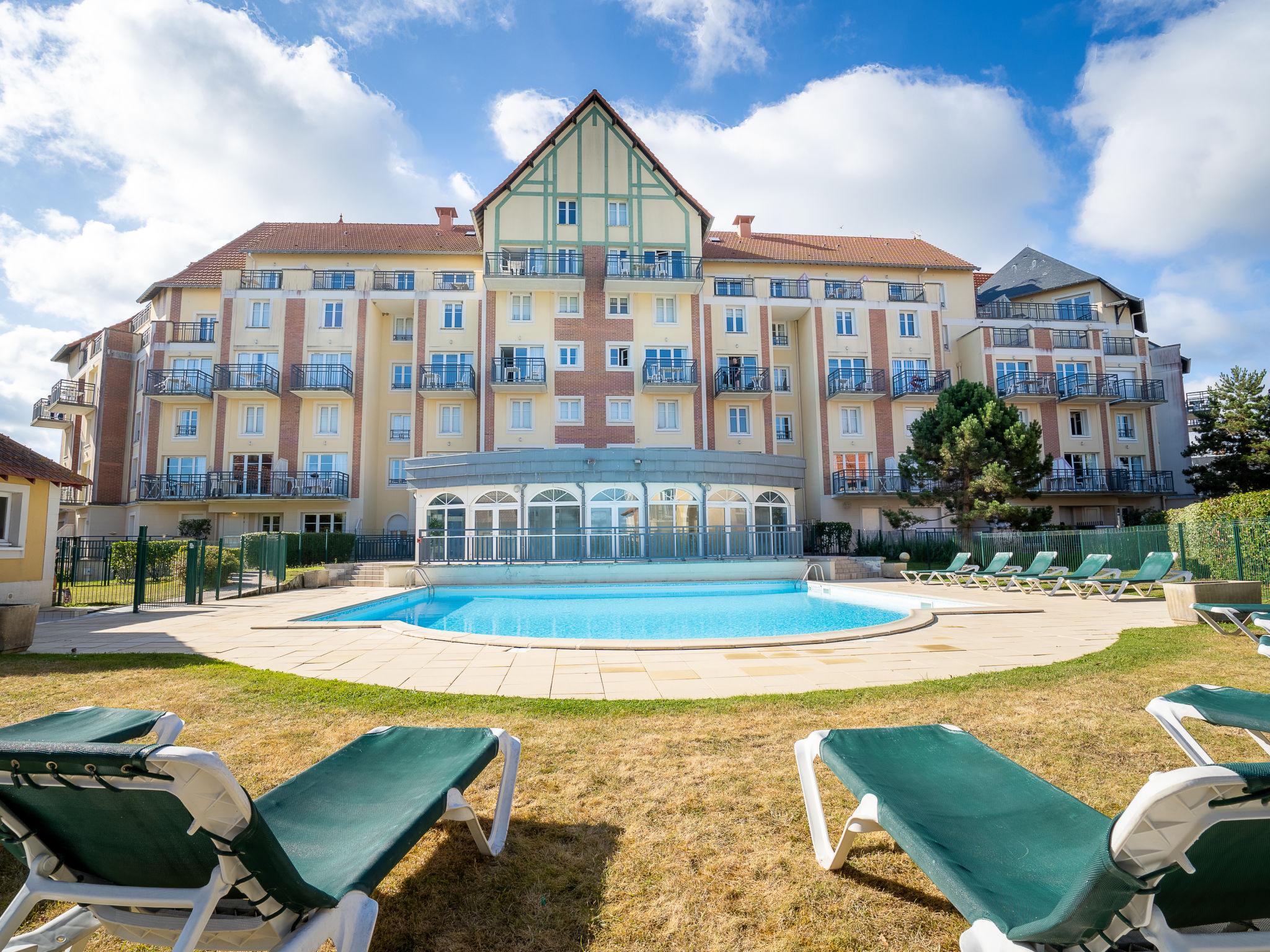 Foto 1 - Apartamento de 1 habitación en Dives-sur-Mer con piscina y vistas al mar