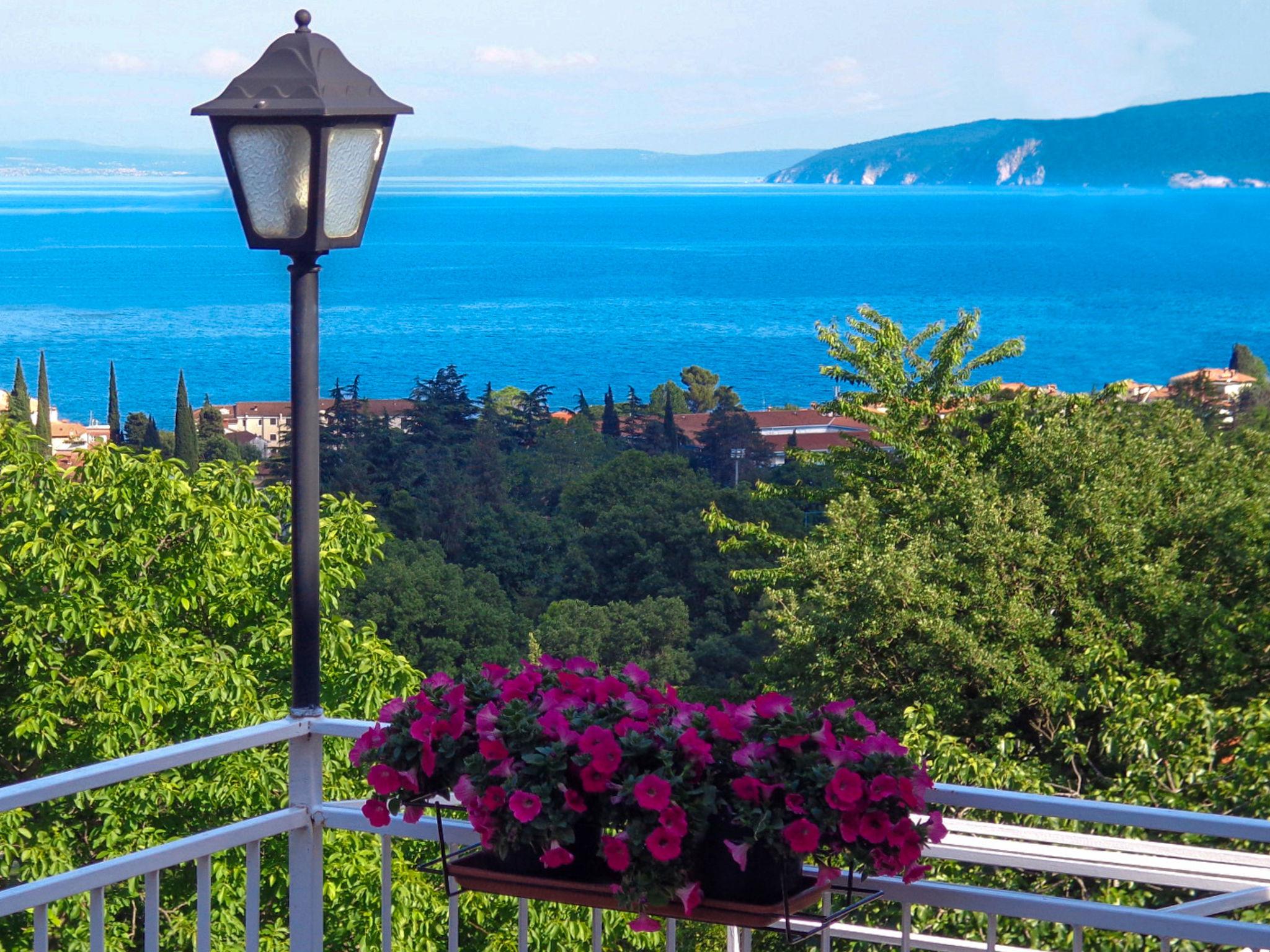 Photo 2 - Appartement de 2 chambres à Mošćenička Draga avec terrasse et vues à la mer