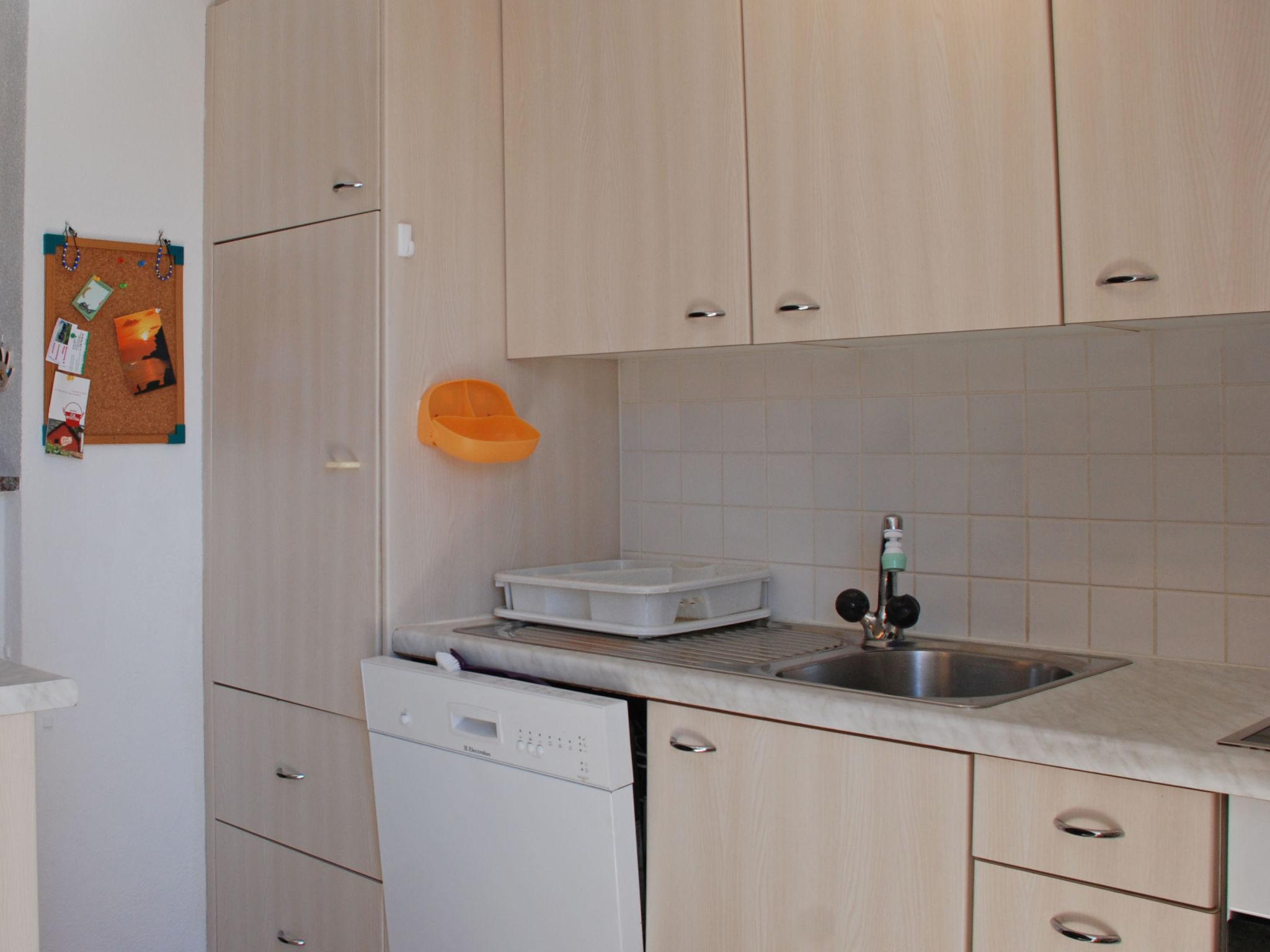 Foto 9 - Apartment mit 1 Schlafzimmer in Gambarogno mit garten
