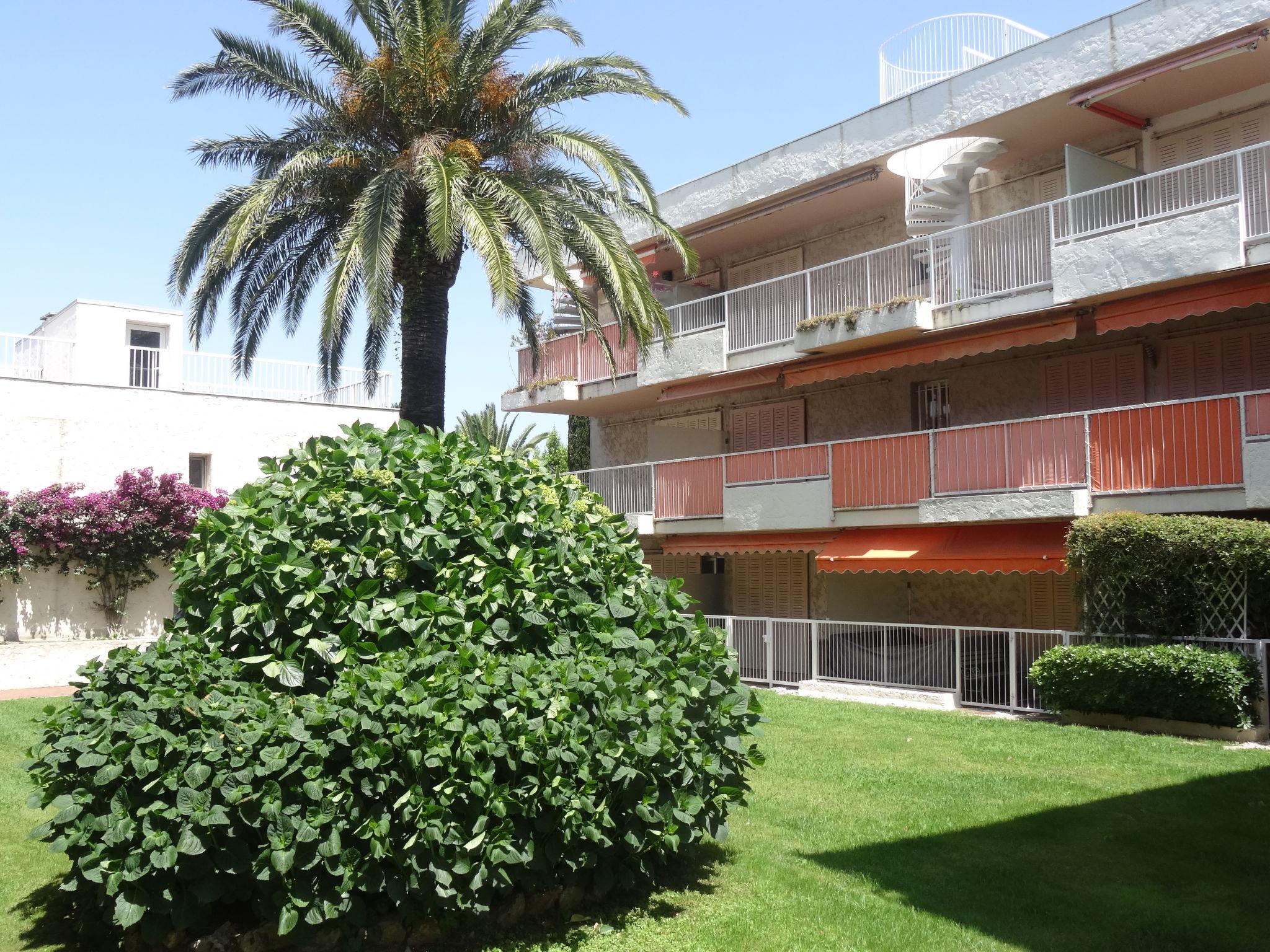 Photo 15 - 1 bedroom Apartment in Saint-Tropez with swimming pool and garden