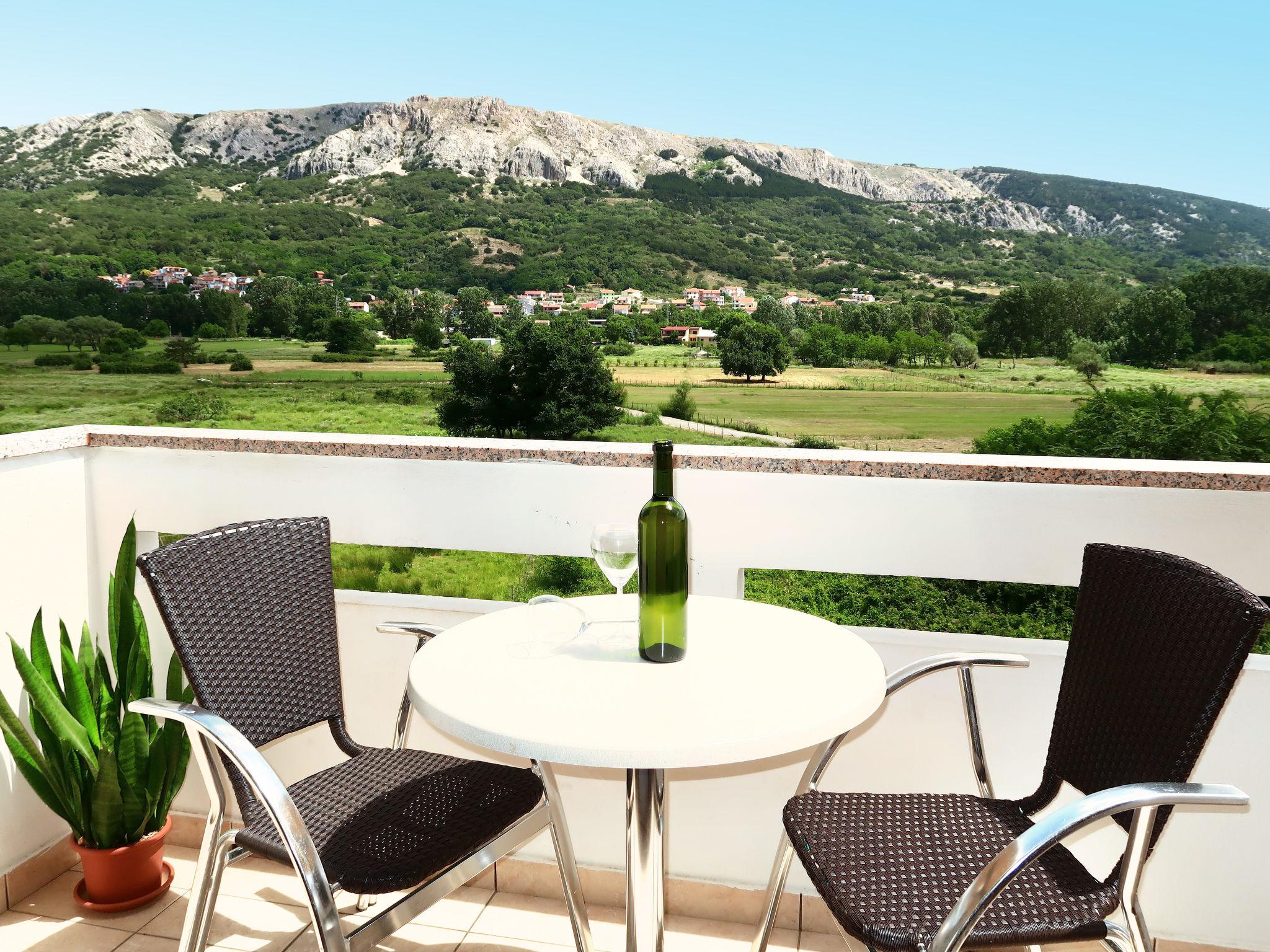 Photo 1 - Appartement de 2 chambres à Baška avec jardin et vues à la mer