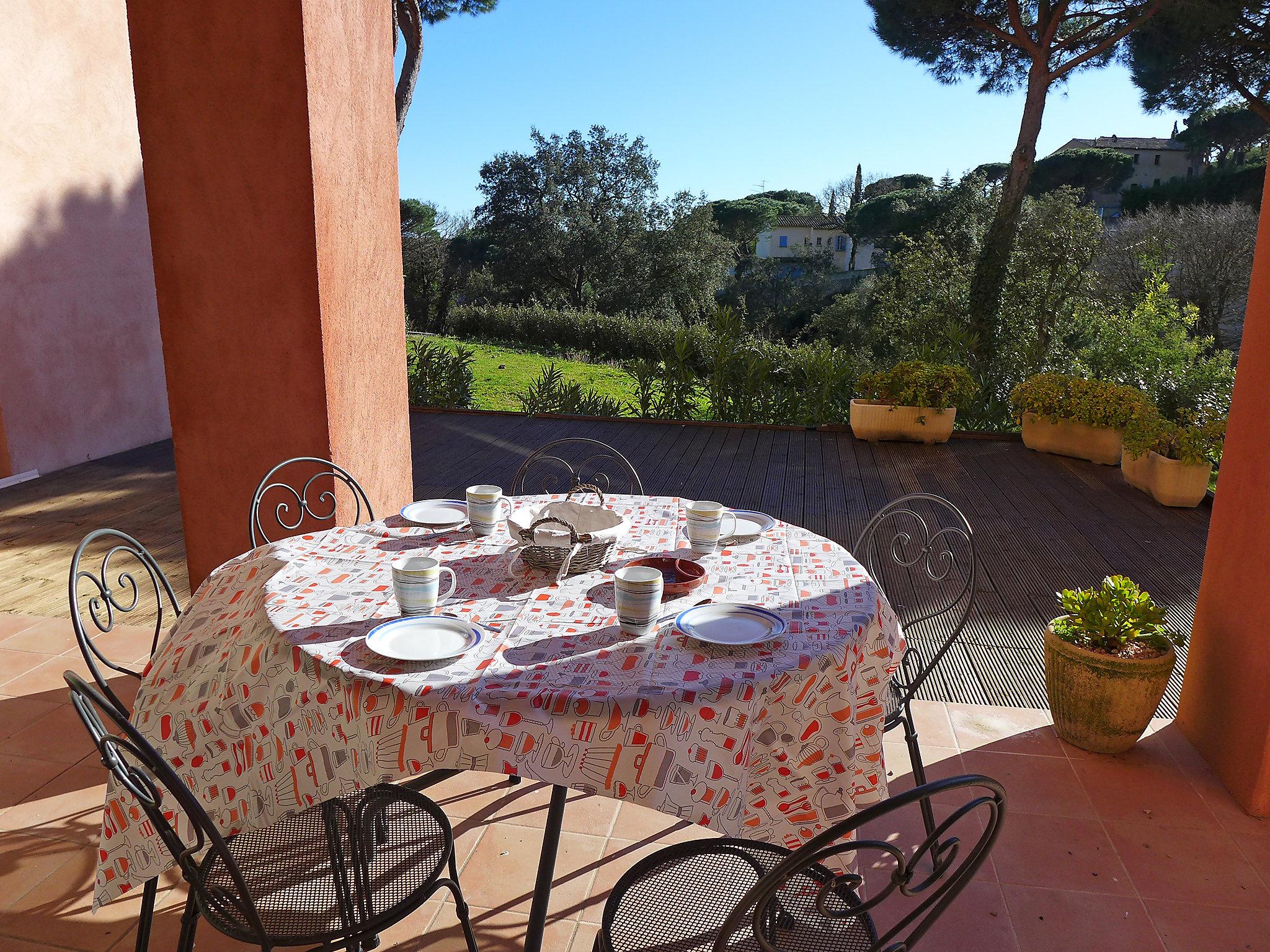 Foto 1 - Appartamento con 2 camere da letto a Roquebrune-sur-Argens con piscina e vista mare