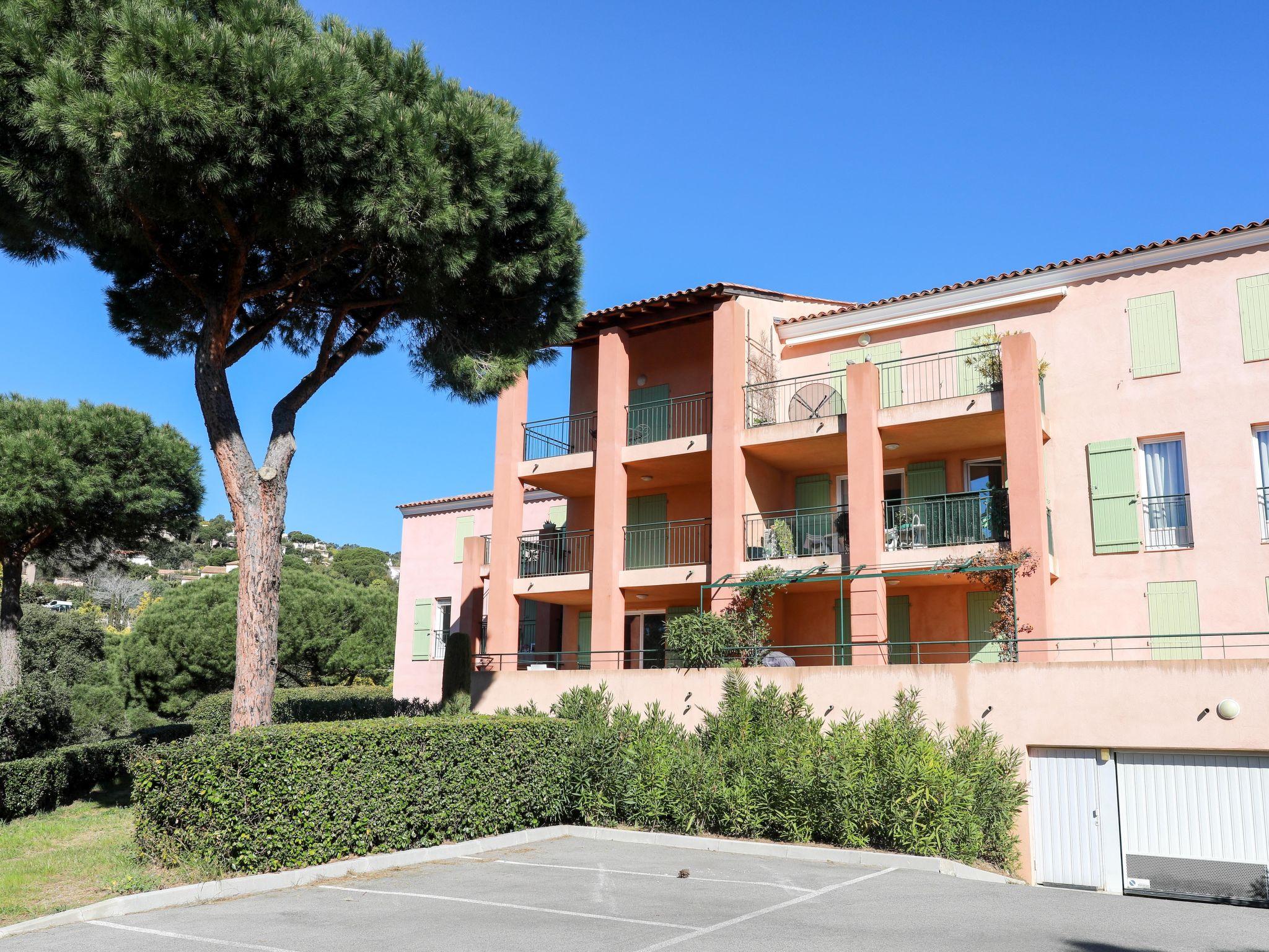 Foto 2 - Apartamento de 2 quartos em Roquebrune-sur-Argens com piscina e vistas do mar